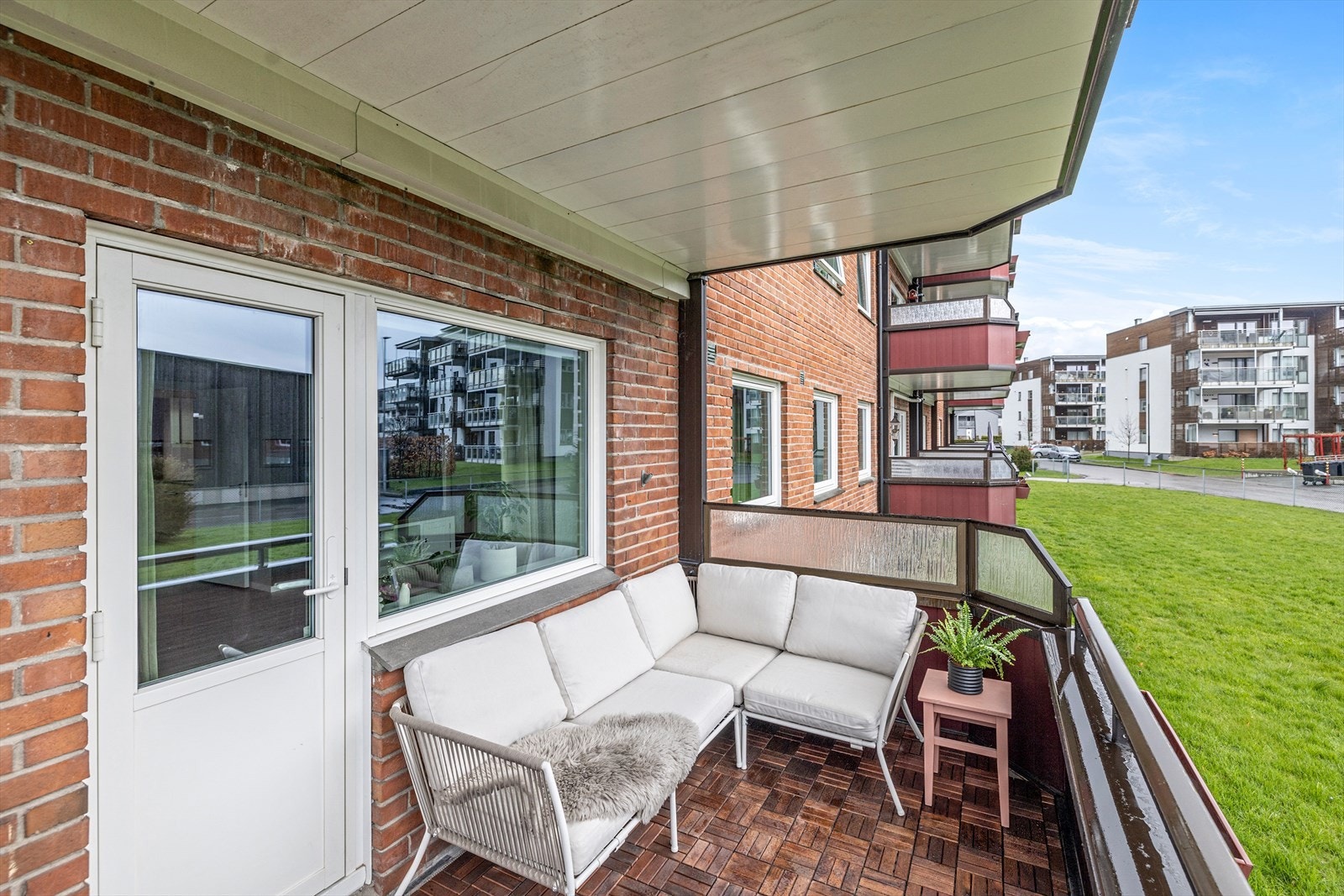 Overbygget og solrik balkong Galleribilde