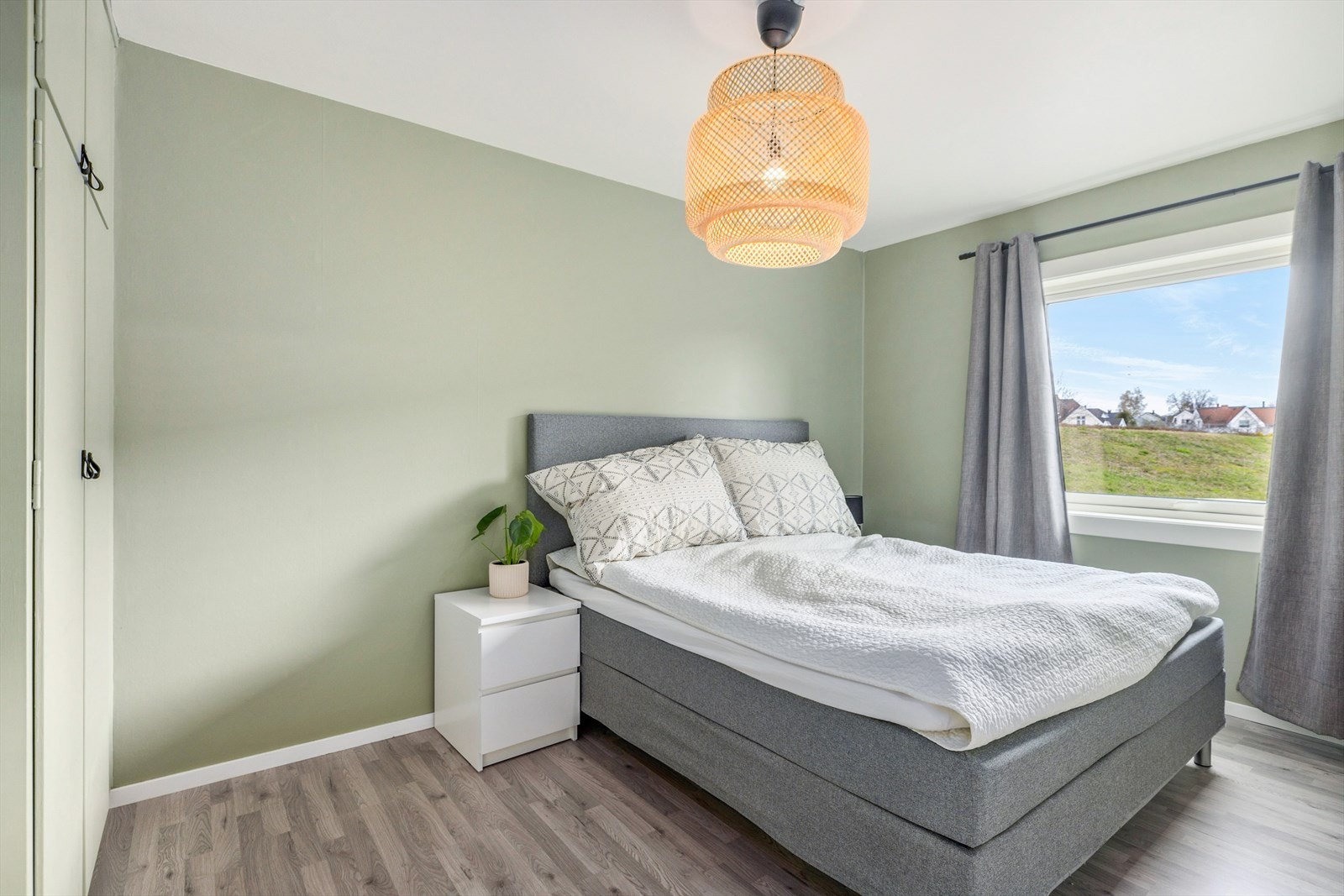 Romslig hovedsoverom med god plass til dobbeltseng, soveromsmøblement og garderobeskap Galleribilde