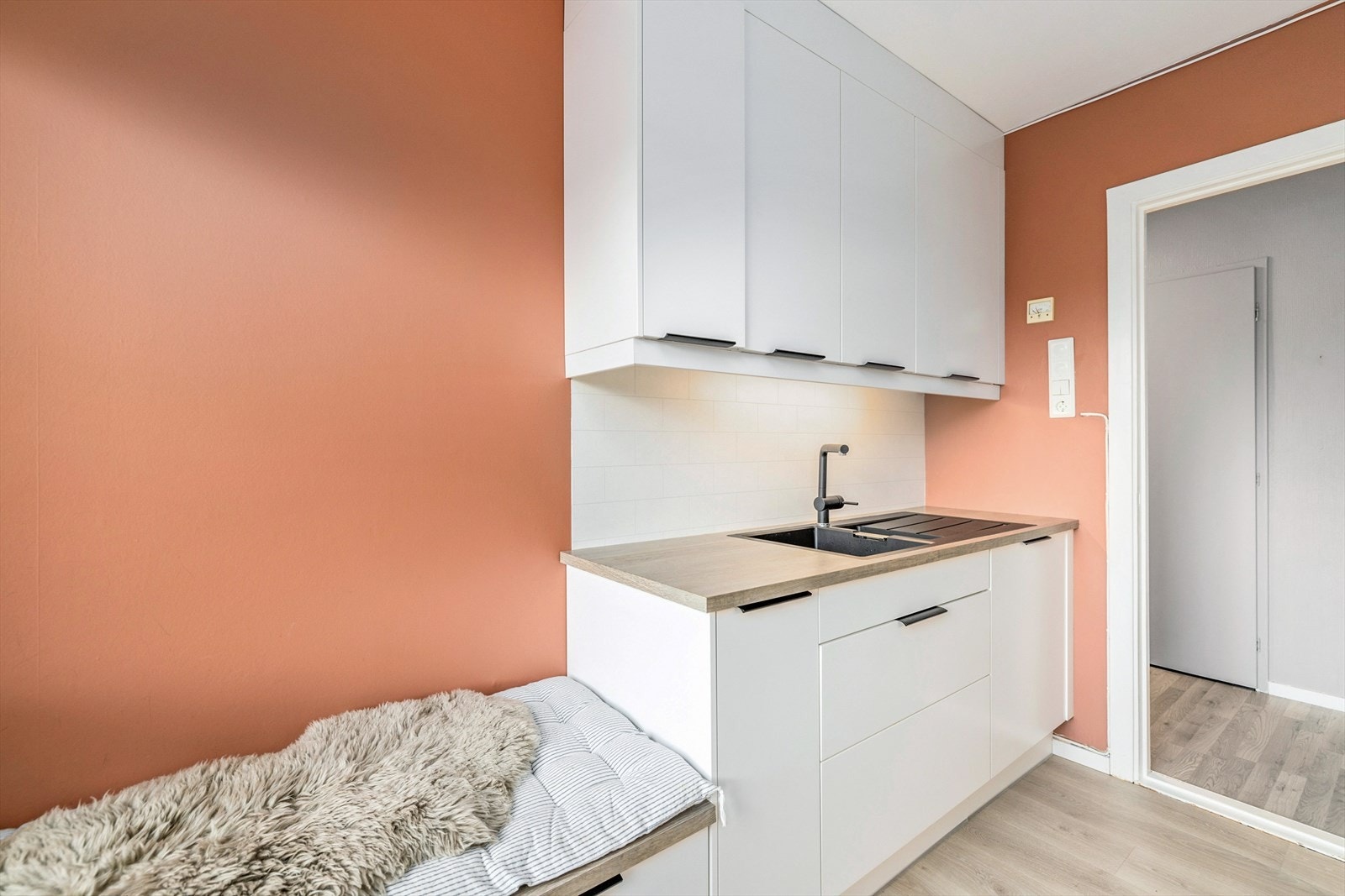 Integrert kjøl/fryseskap, oppvaskmaskin, stekeovn og platetopp Galleribilde