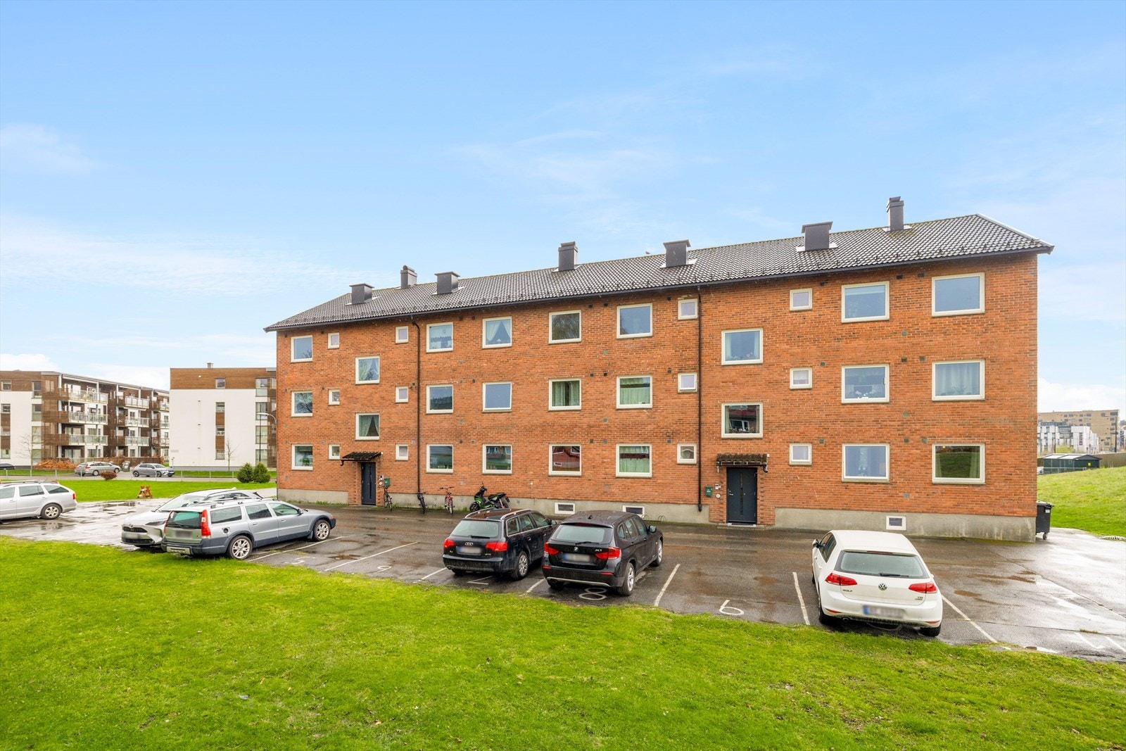 Parkering på oppstillingsplass utenfor blokken Galleribilde