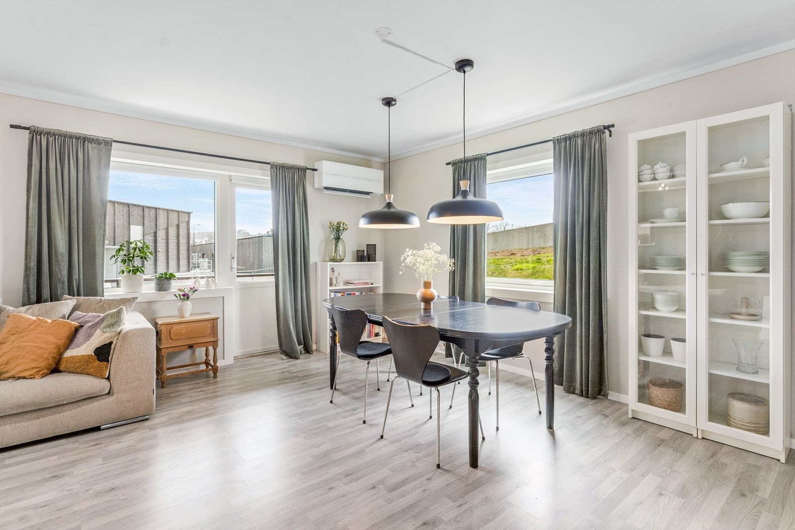 Utgang til solrik balkong og flere vinduer som gir rommet godt med naturlig dagslys Galleribilde