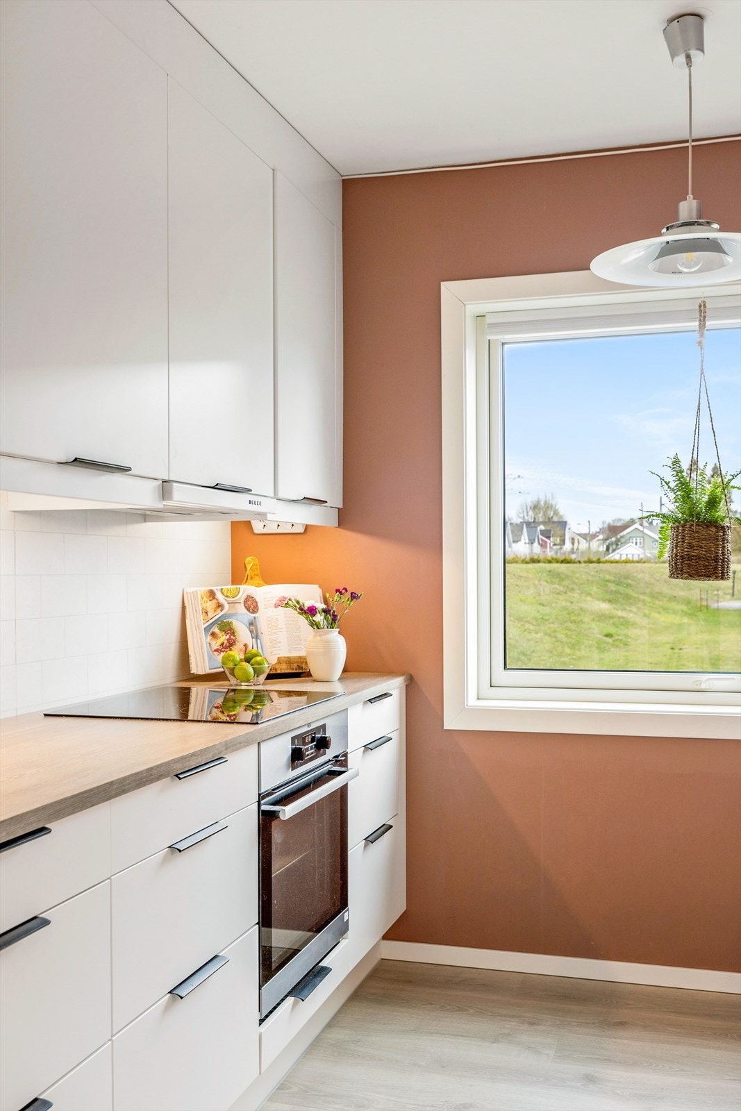 Kjøkkenet tilbyr godt med skap- og benkeplass Galleribilde