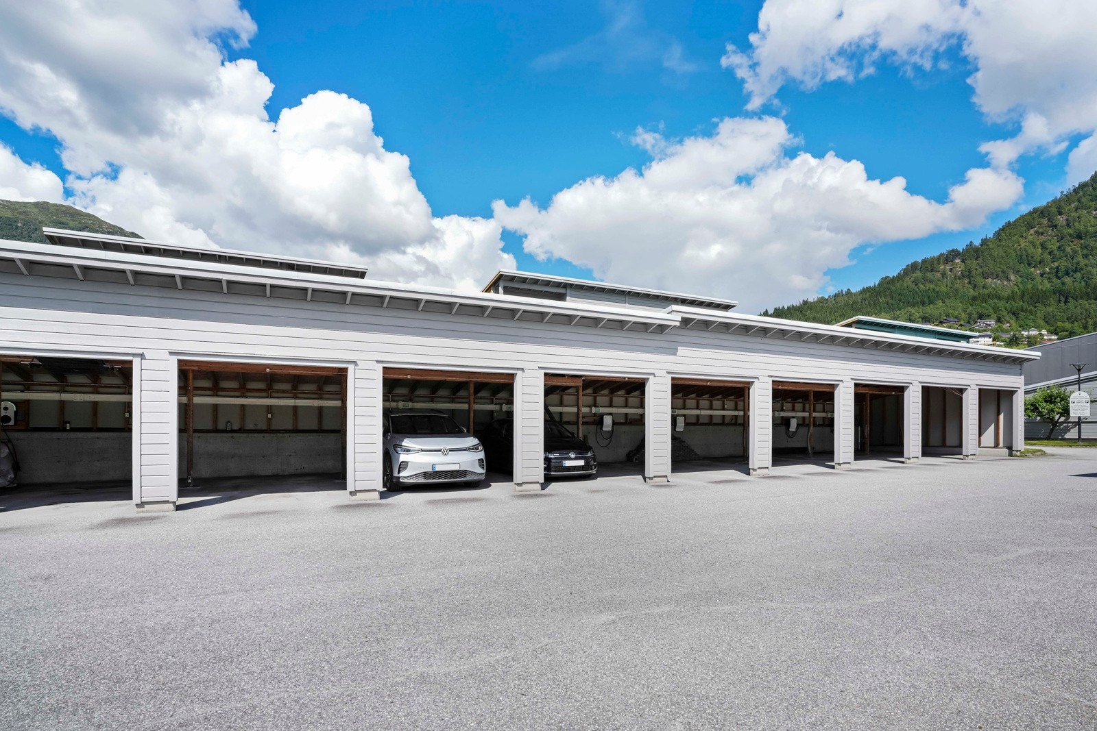 Boligen har en fast plass i felles carportanlegg Galleribilde
