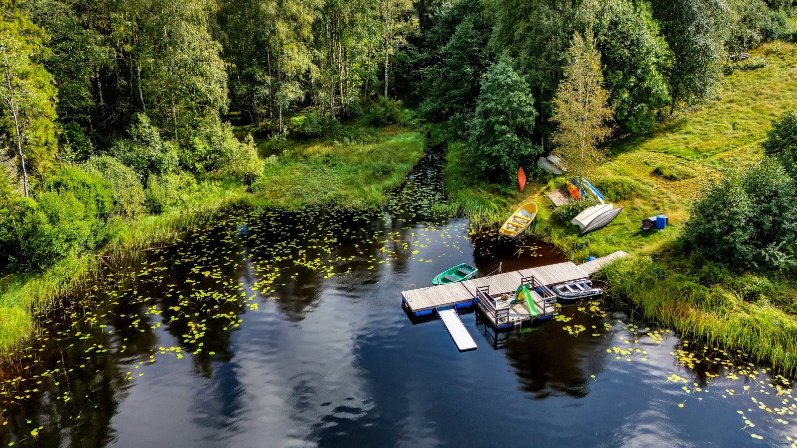 Beliggenheten er svært idyllisk med umiddelbar nærhet til Langenvannet og fine bademuligheter. Galleribilde
