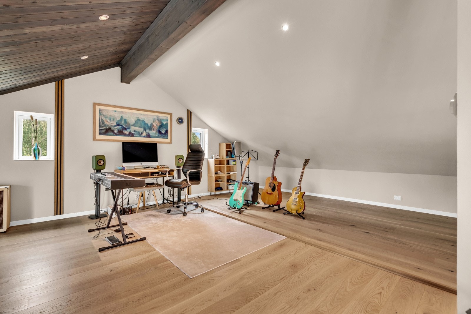 På hemsen er det lagringsplass i en praktisk innebod. Galleribilde