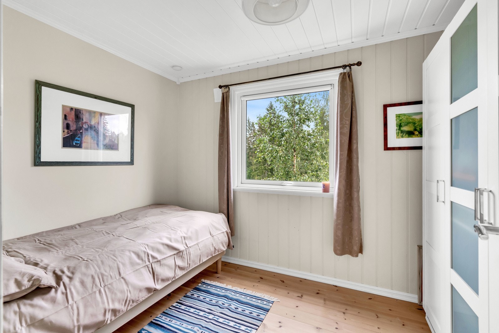 På ett av de tre soverommene er det et bredt, medfølgende garderobeskap. Galleribilde