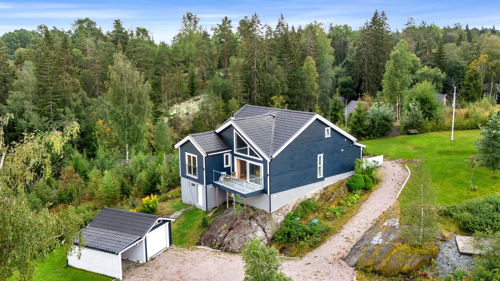 Eneboligen ligger høyt og fint plassert på en skrånende tomt på 1829,1 kvm. Galleribilde