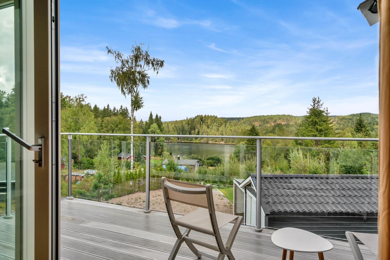 Balkongen har dekke i kompositt, og de store glassflatene i rekkverket ivaretar utsikten på beste måte. Galleribilde
