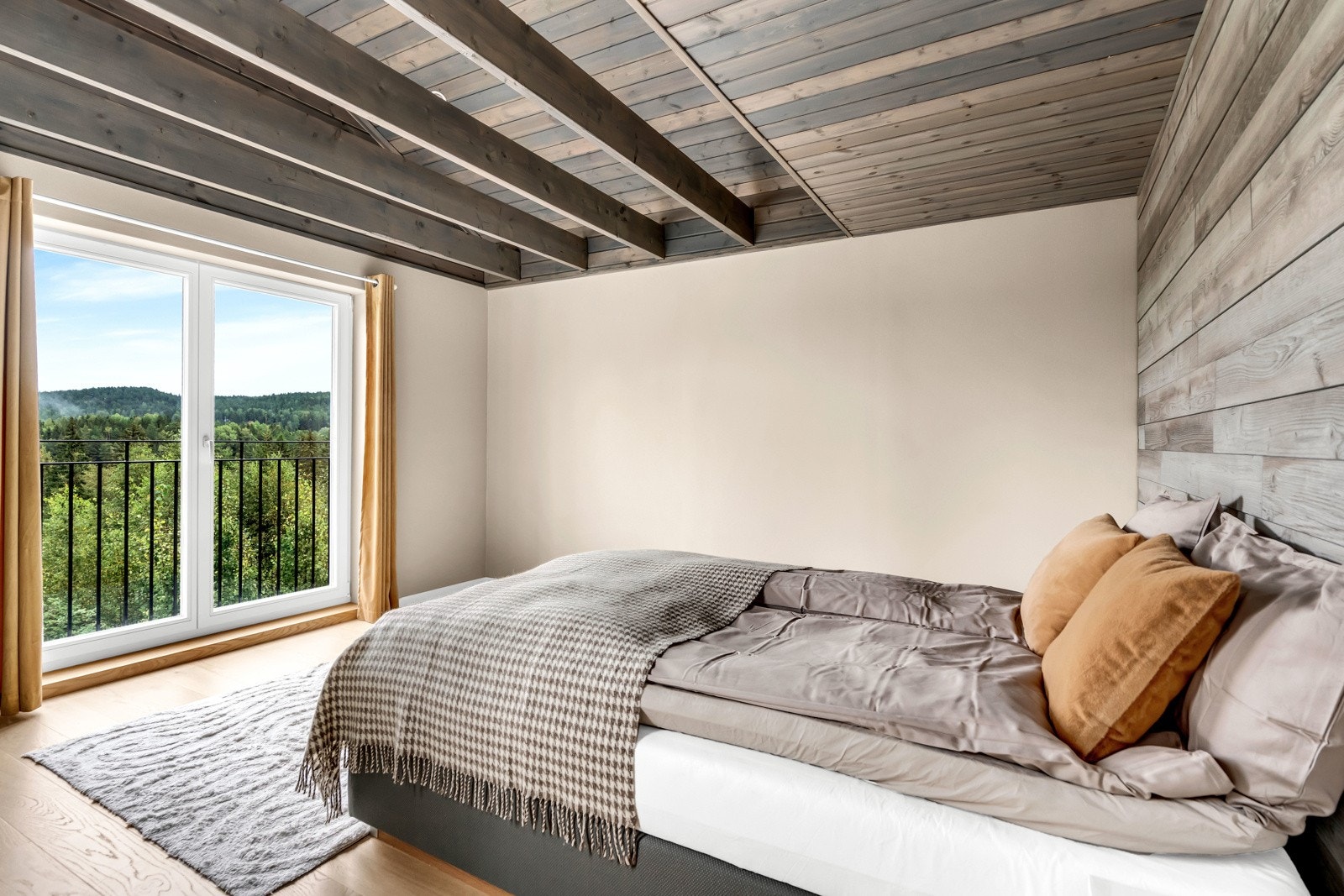 Boligen har tre gode soverom, og på hovedsoverommet kan man våkne opp til en langstrakt, naturskjønn utsikt. Galleribilde