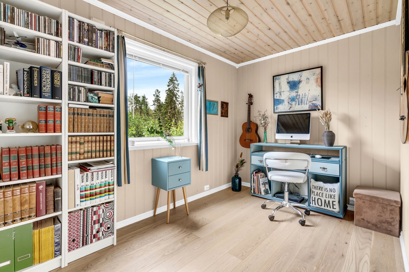 Alle soverommene er malt i duse farger som står godt til parkettgulvene. Galleribilde