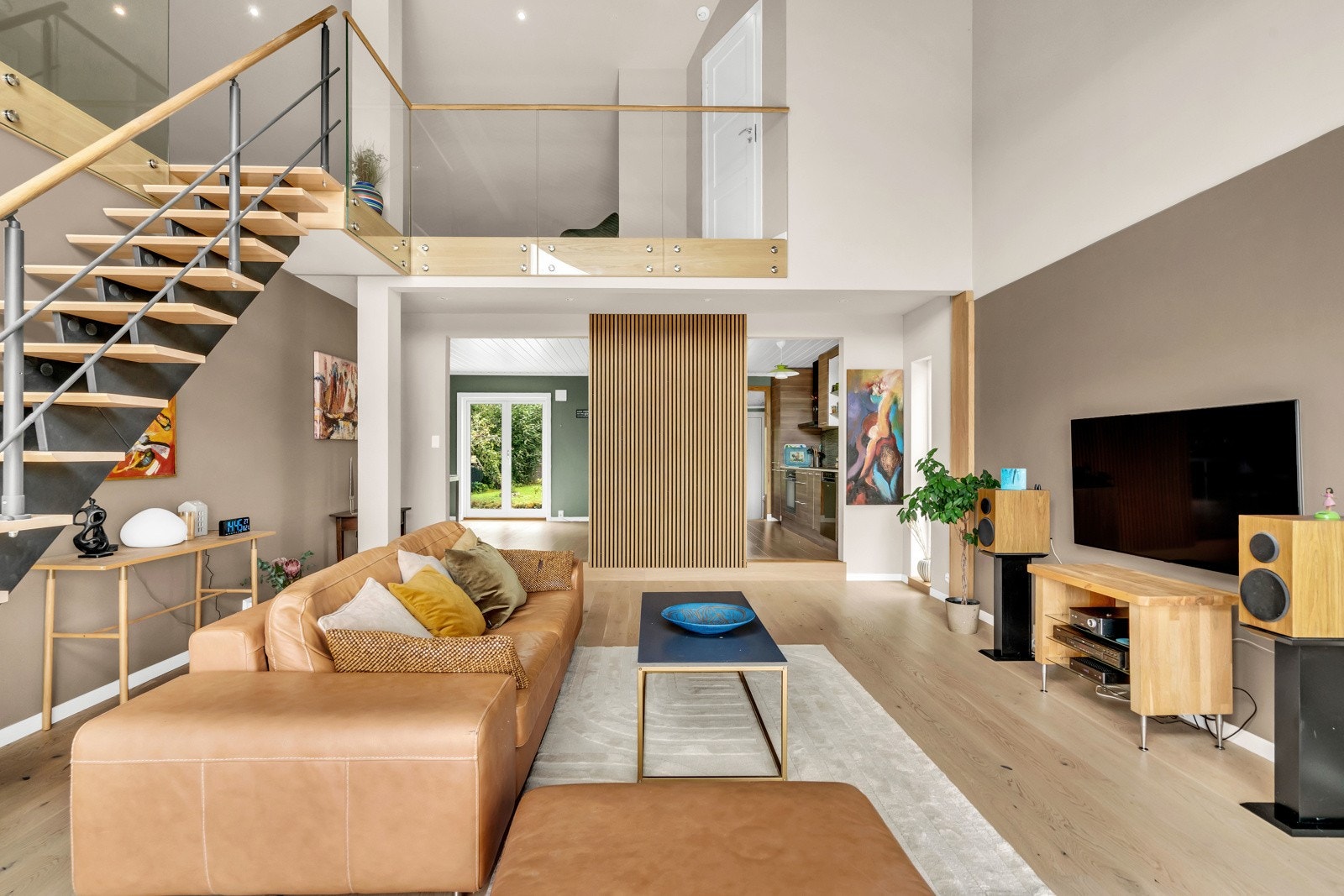 Tidsmessige detaljer som spilevegg, glass og gyllent heltre skaper en fin kontrast. Galleribilde