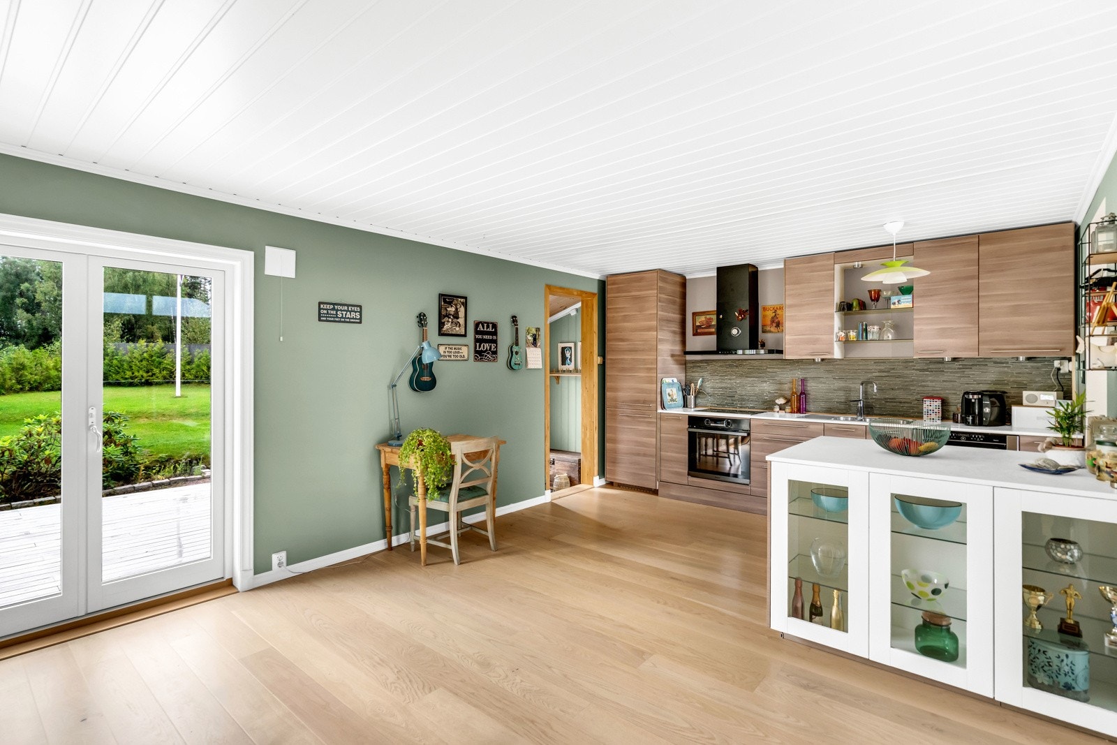 Fra kjøkkenet er det utgang til den sydvestvendte terrasse via en tofløyet glassdør. Galleribilde