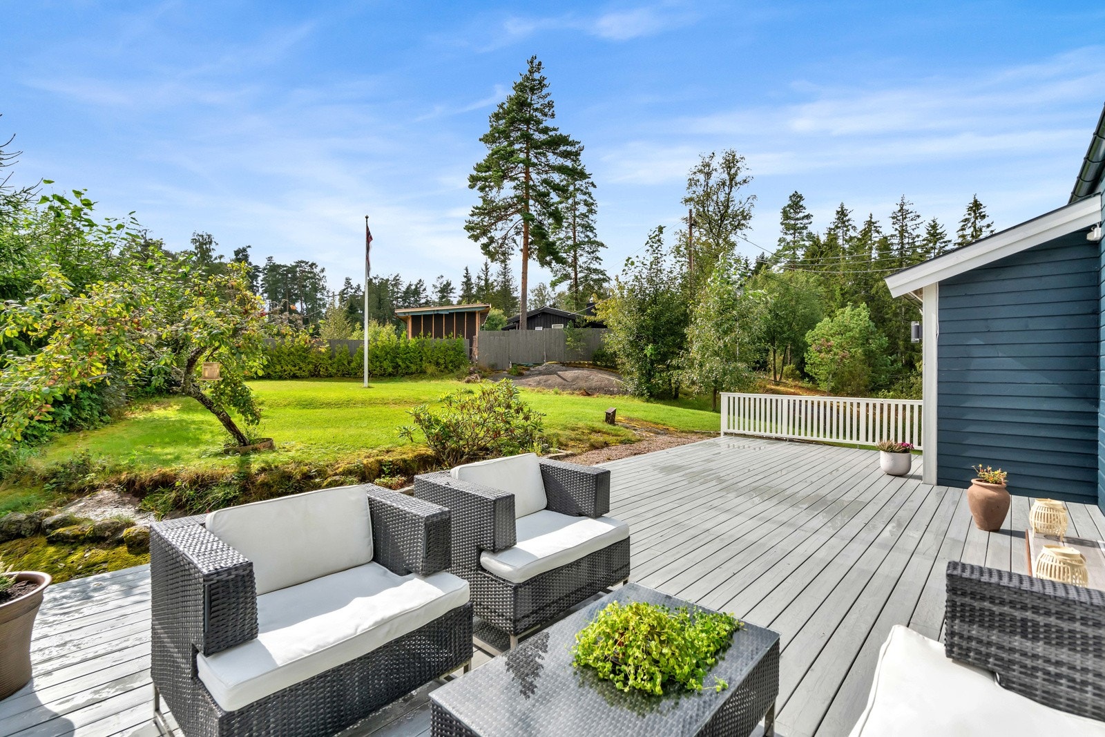 Den sydvestvendte terrassen er på ca. 40 kvm, og har god plass til ønsket utemøblement. Galleribilde