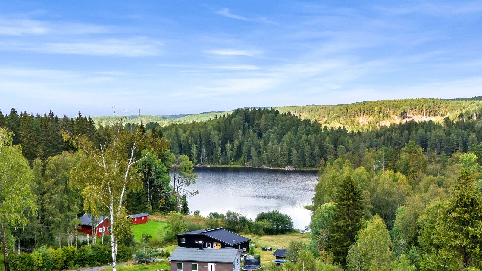 På vinterstid blir det også lagd skøytebane på vannet ? den ultimate vinteridyllen med familiens minste. Galleribilde