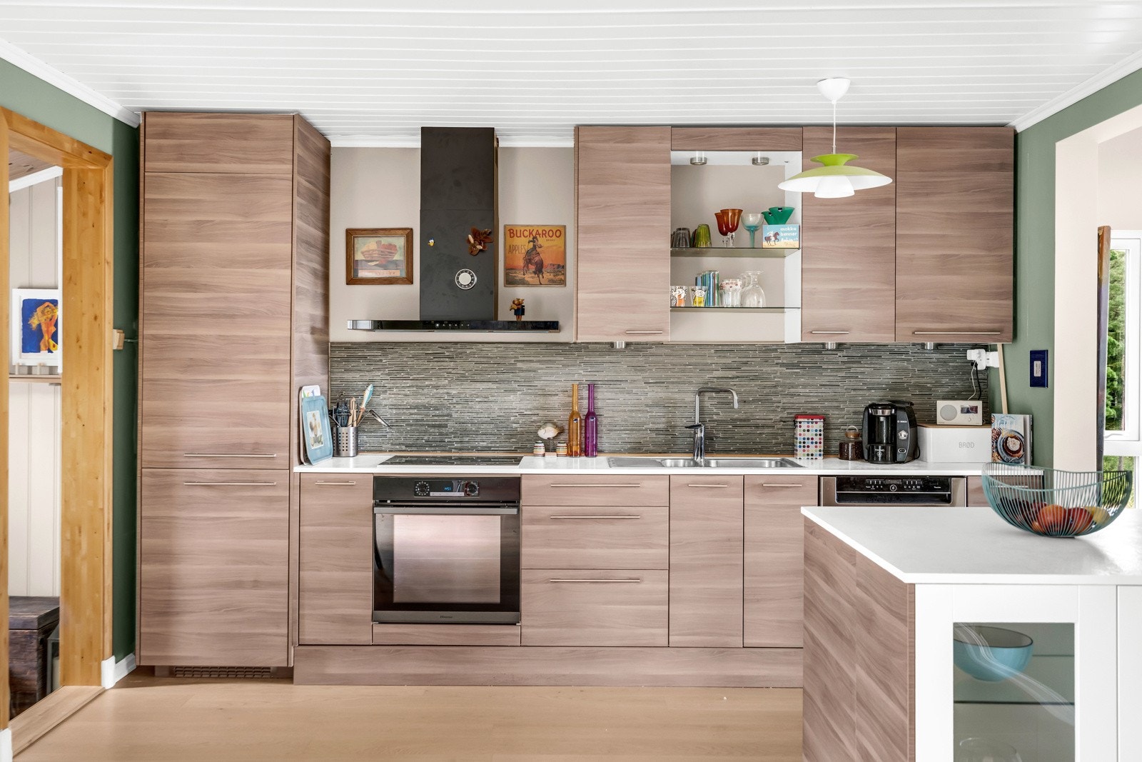 Kjøkkenet er moderne, velutstyrt og funksjonelt, og fikk ny stekeovn og koketopp i 2022. Galleribilde