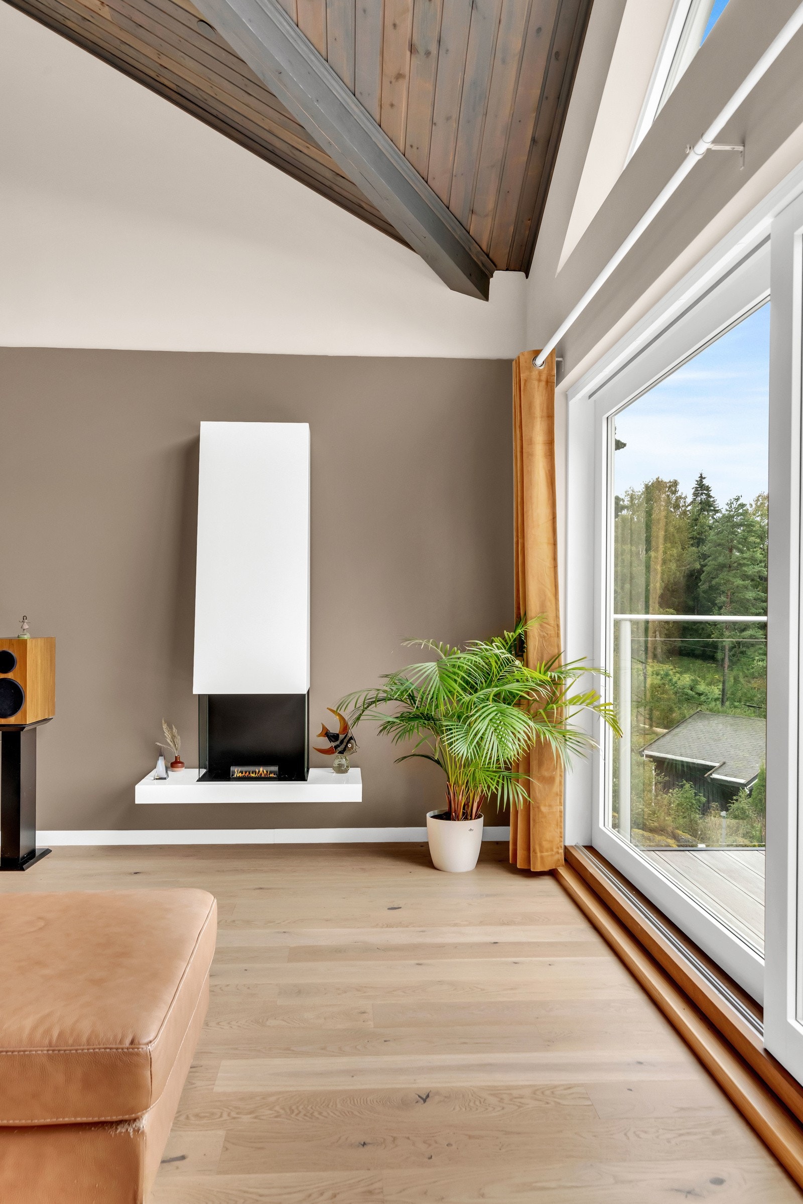 Stuen har en vegghengt Tenderflame-peis som har en effekt på 2200 watt. Galleribilde