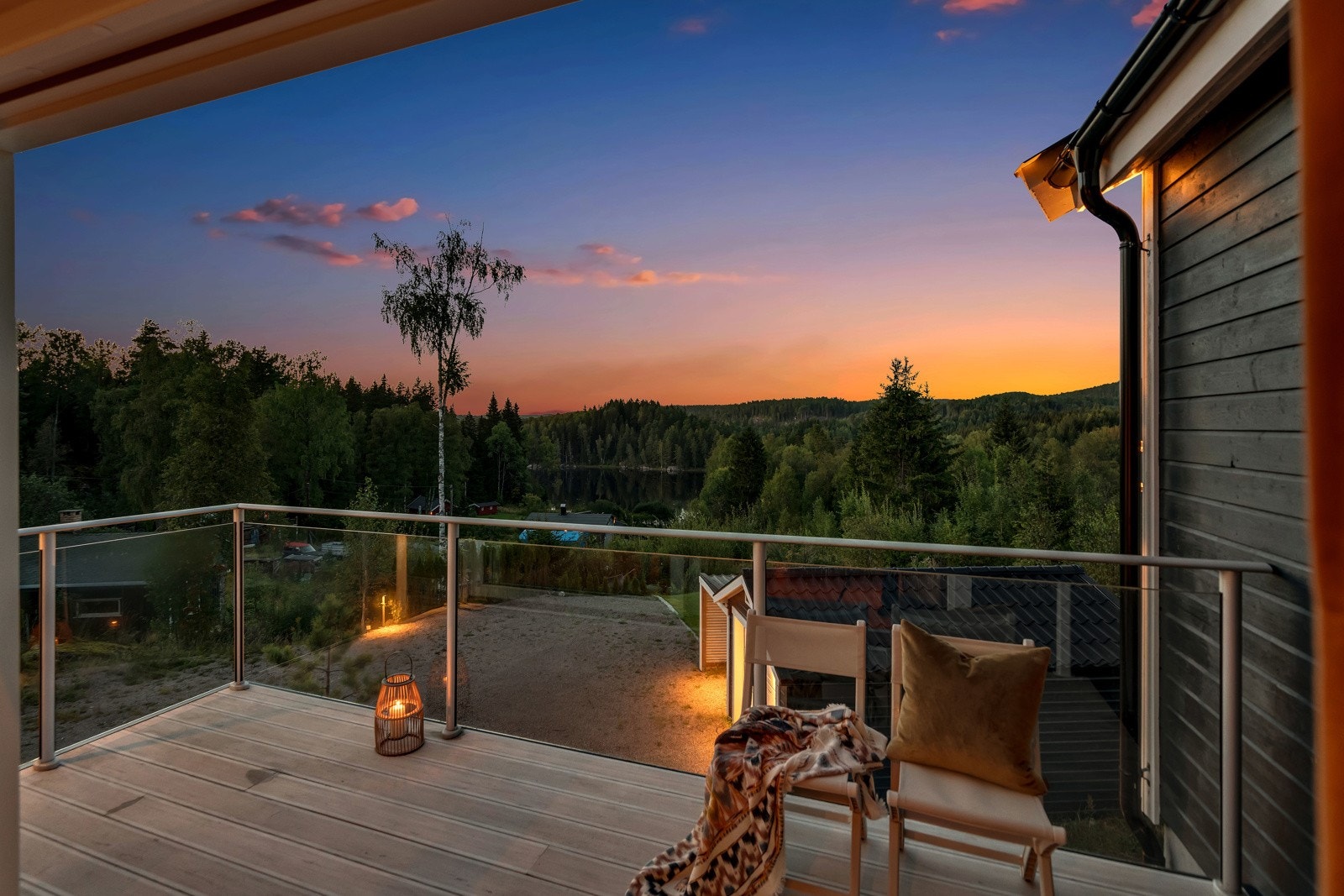 Fra stuen er det utgang til en nordvendt balkong på ca. 9,3 kvm. Galleribilde