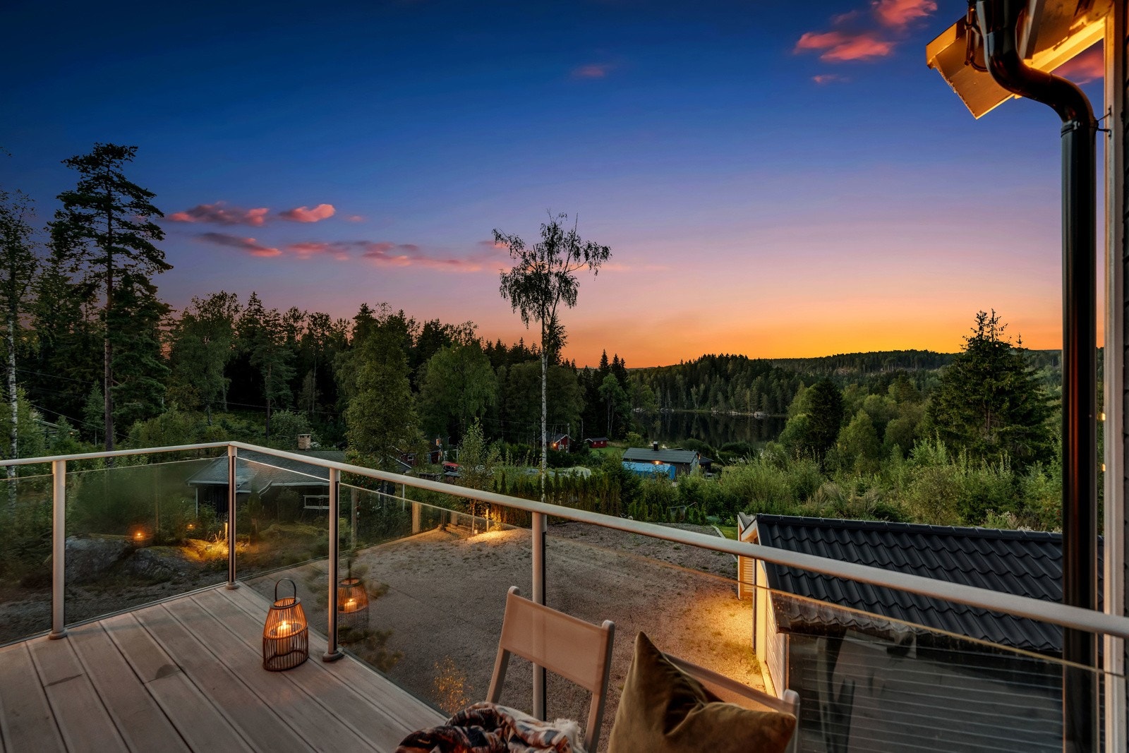 Eneboligen ligger høyt og fint plassert på en skrånende tomt på 1829,1 kvm. Galleribilde