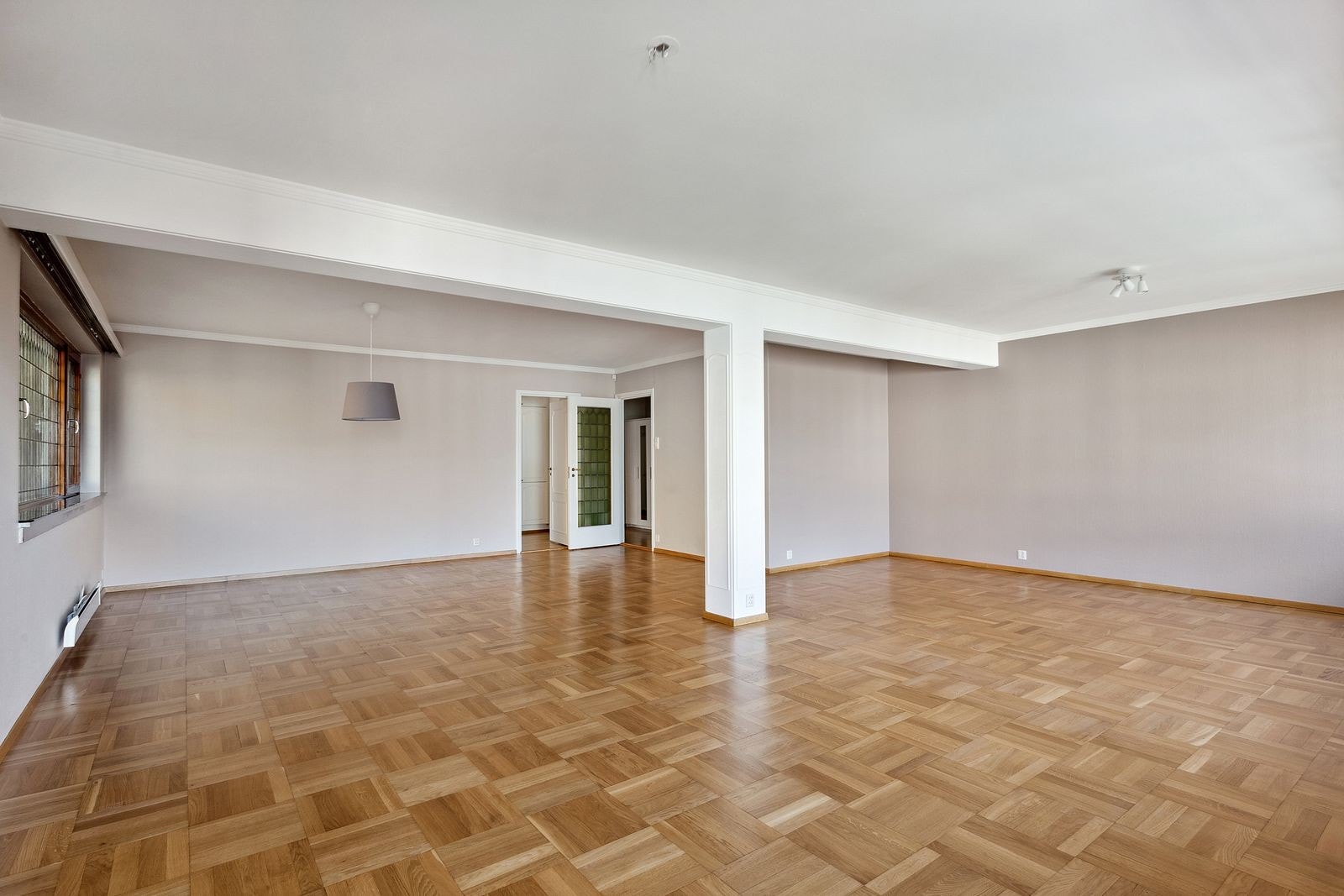 Stue mot kjøkken og gang Galleribilde