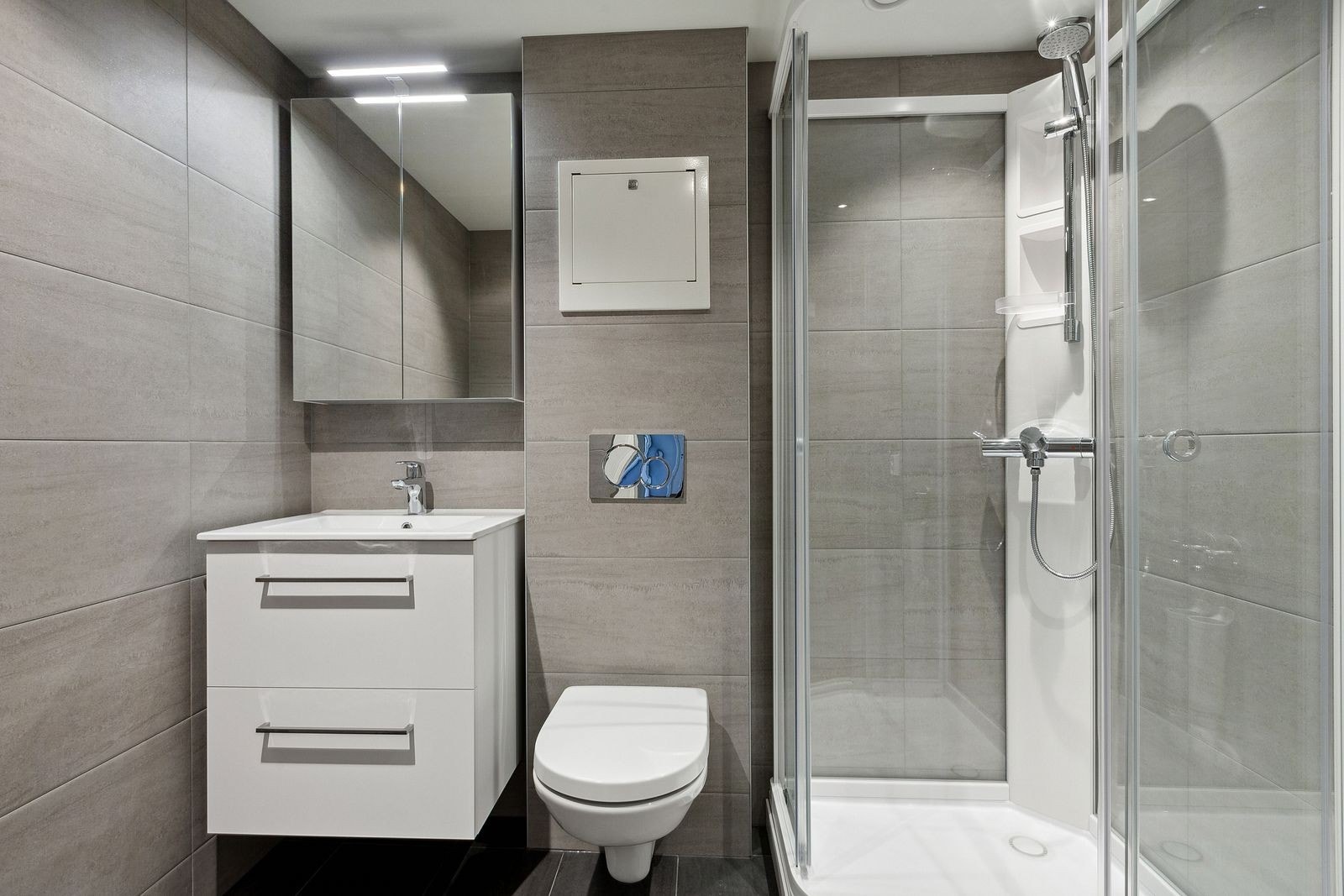 Nylig oppusset bad fra april 2023 - opplegg for vaskemaskin Galleribilde