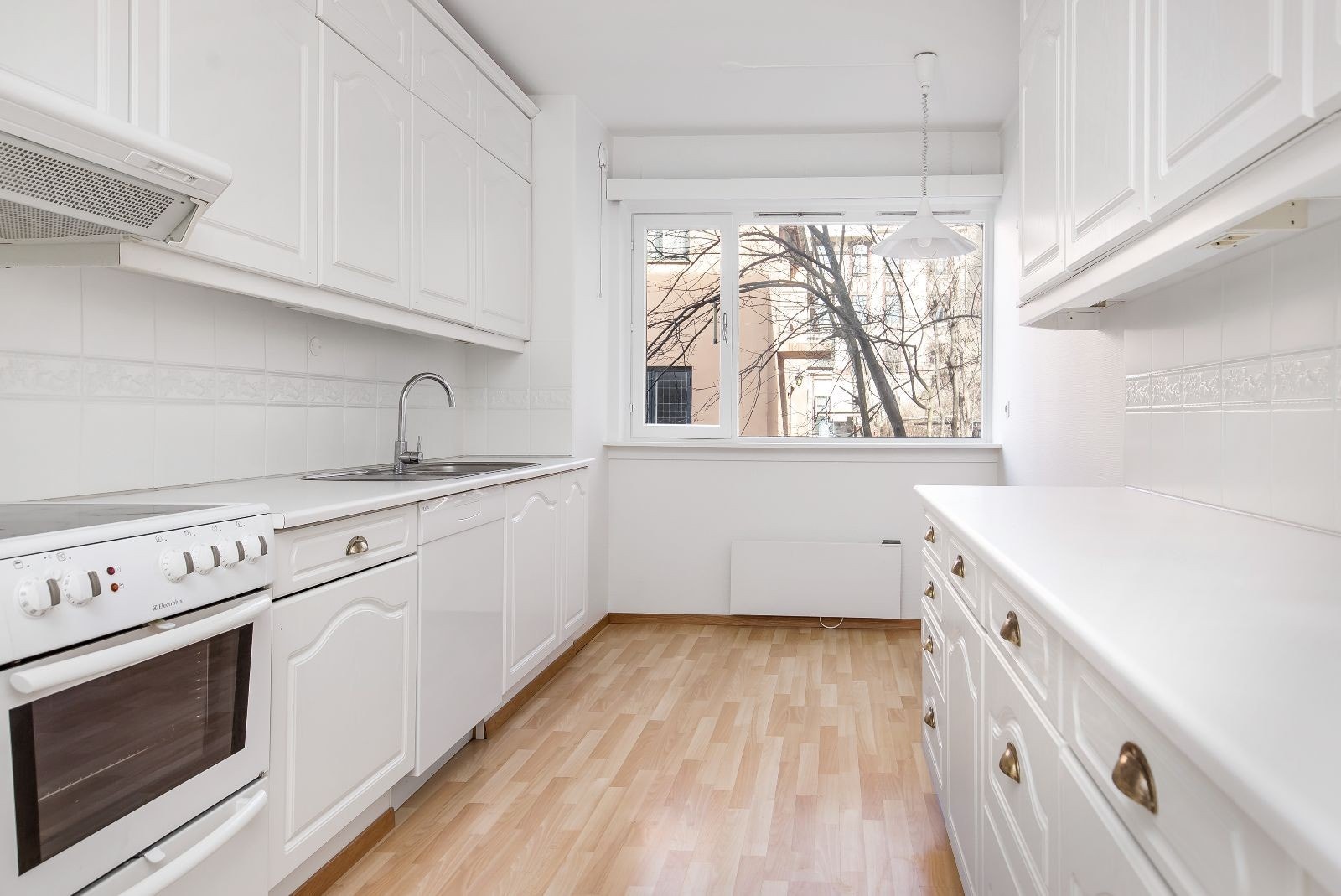 Kjøkkenet leies ut med komfyr, kombiskap og oppvaskmaskin Galleribilde