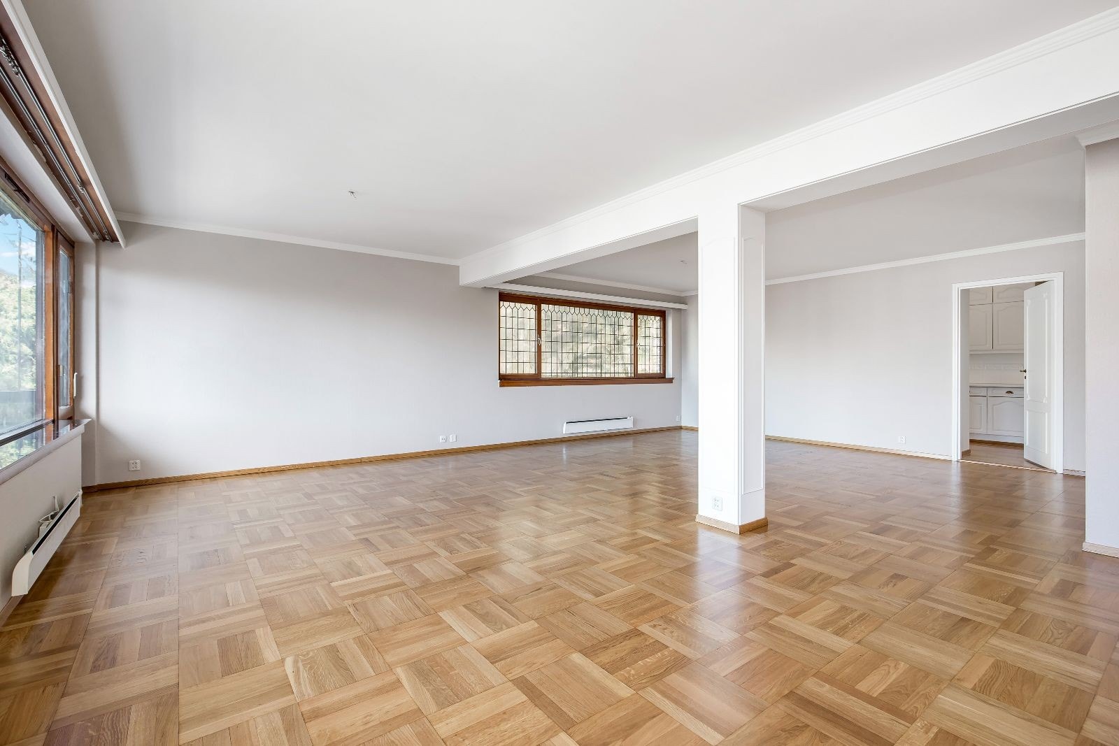 Stor stue med plass til både sofakrok, spisedel og danseplass Galleribilde