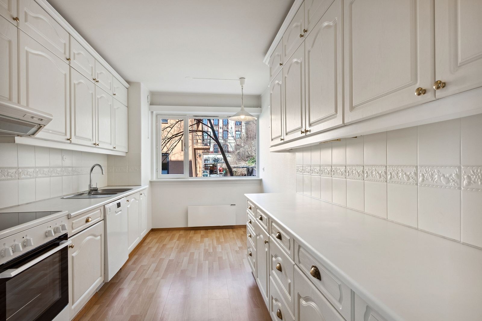 Kjøkken - her er det plass til frokostbord Galleribilde