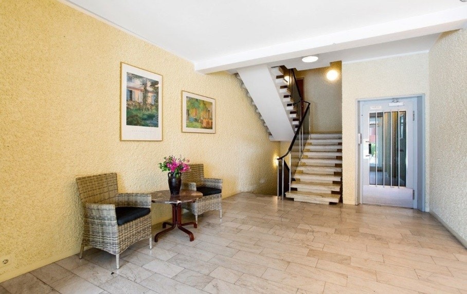 Gårdens inngangsparti med heis Galleribilde