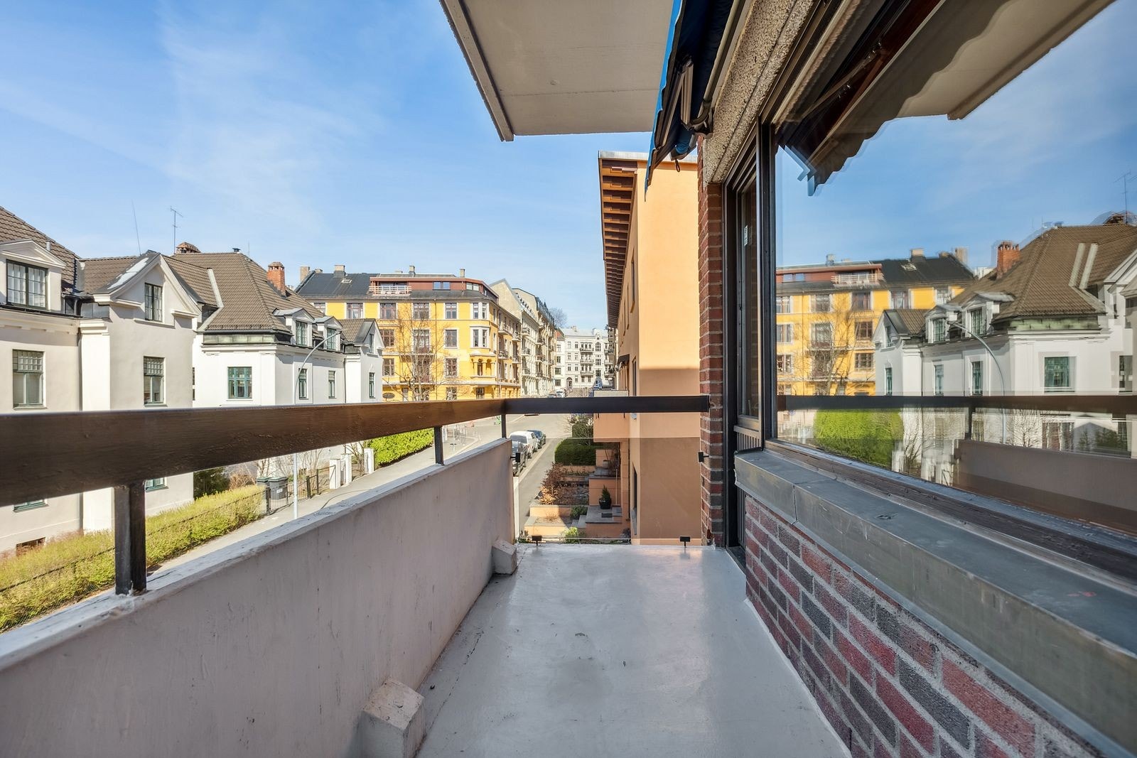 Balkongen ligger høyt og fritt, med åpent utsyn i begge retninger Galleribilde