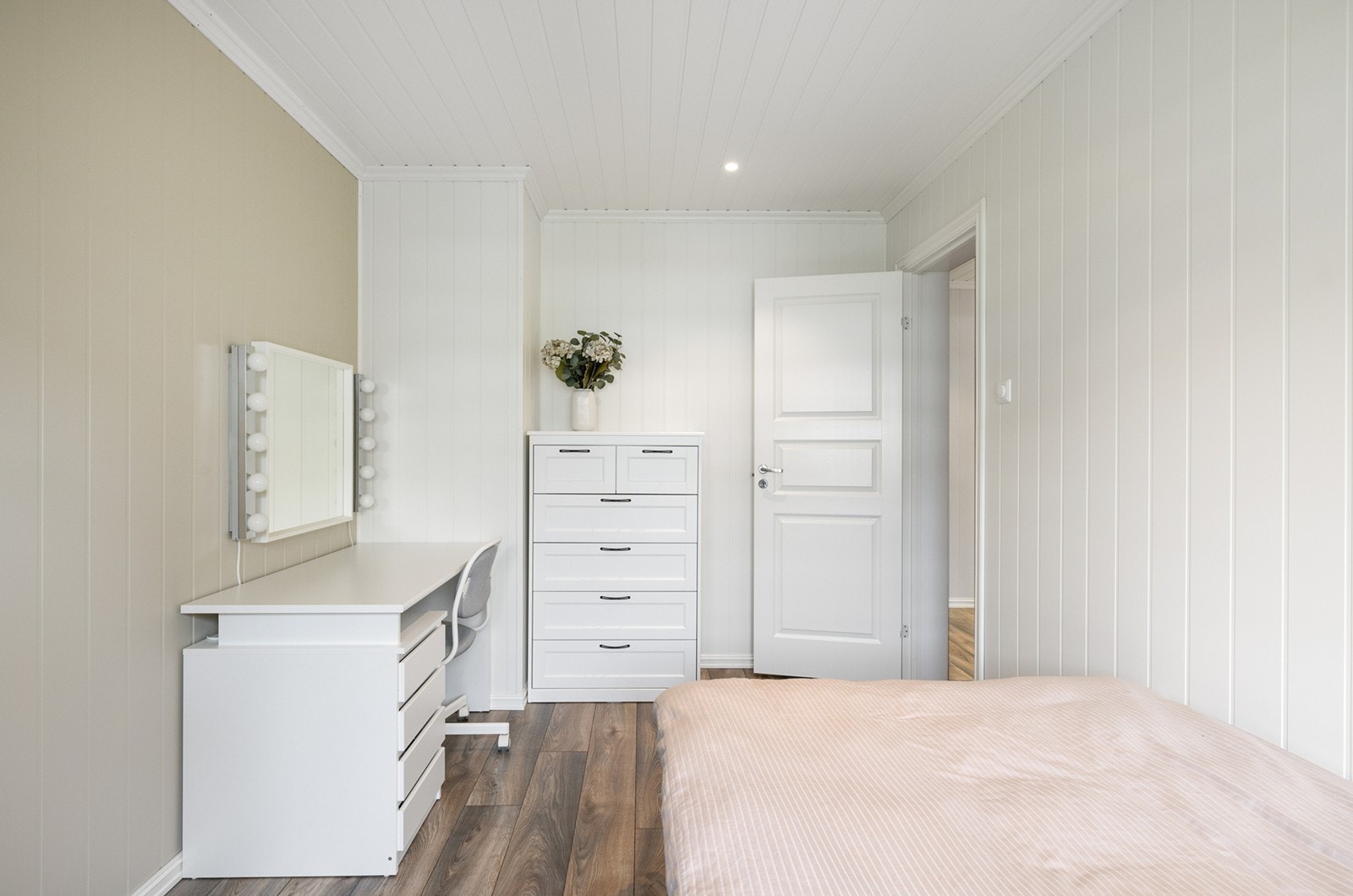 Soverom 4 - God plass til møblering med seng, nattbord, pult og oppbevaringsmøbler. Galleribilde