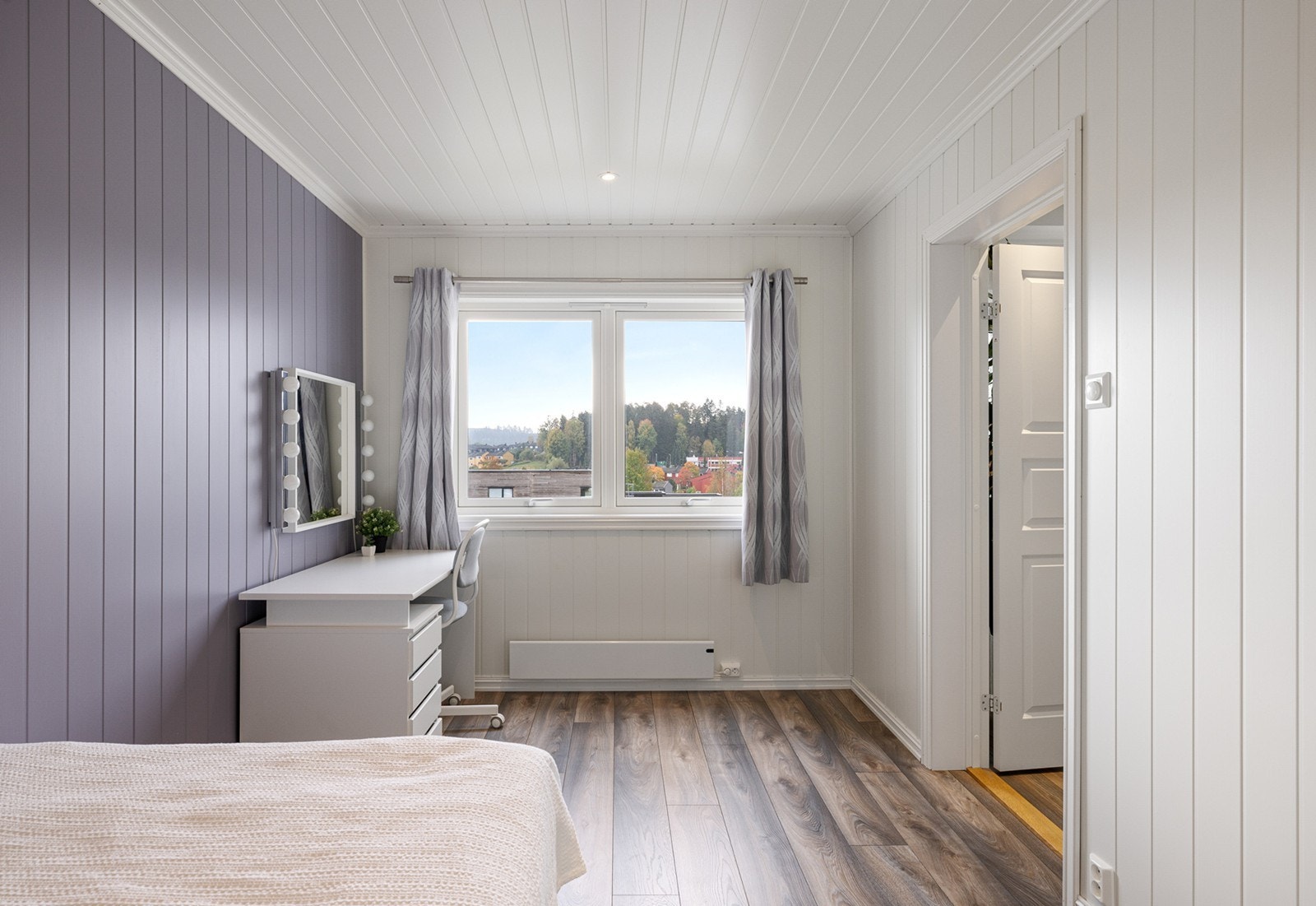Soverom 2 - Alle soverom har samme laminatgulv, panel på vegger og i himling. Galleribilde