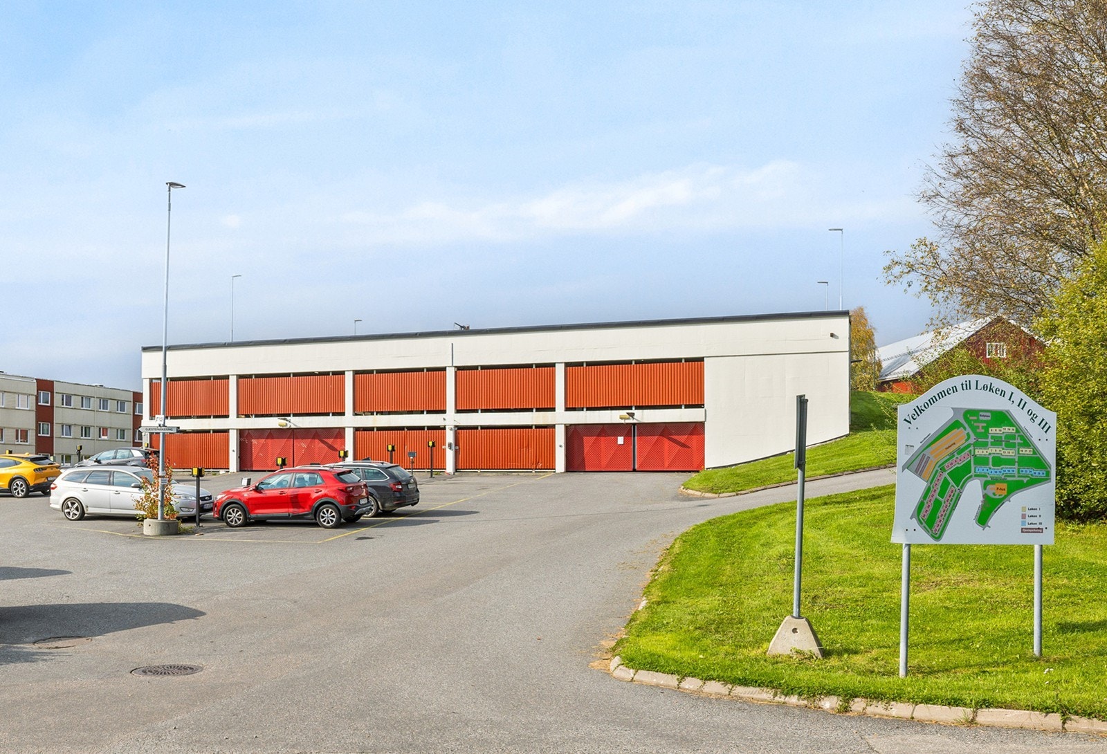 Det følger med en parkeringsplass nr. 49 i garasjehuset ved Blåstjerneveien. Galleribilde