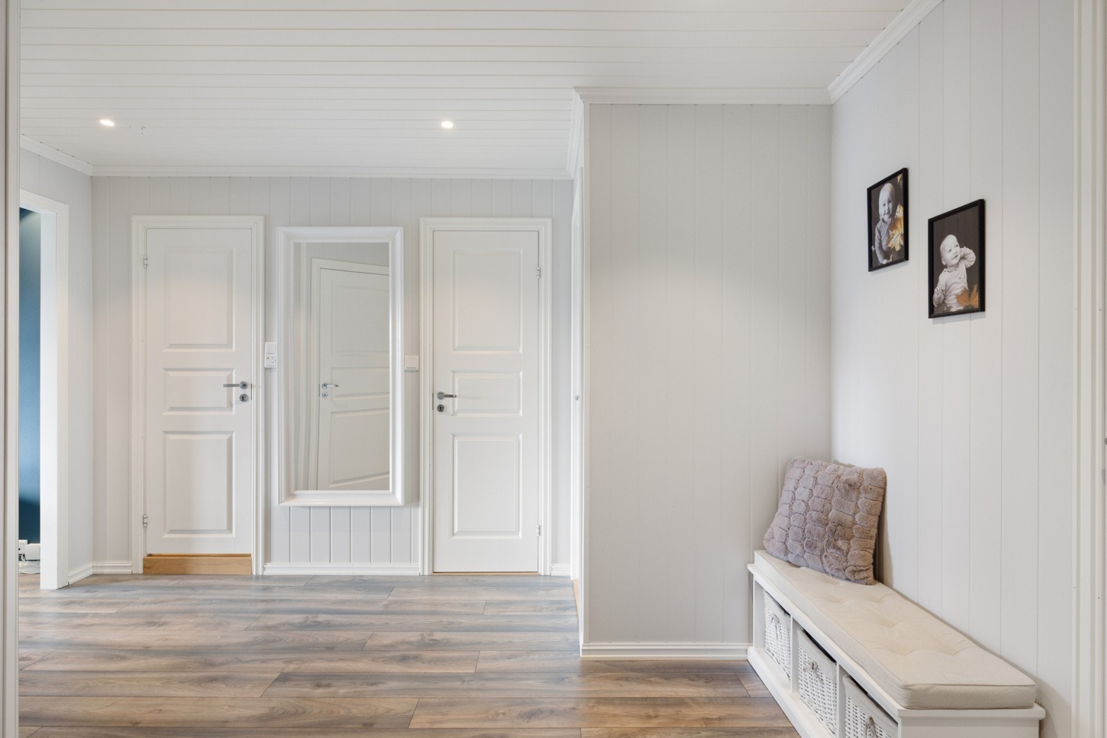 På gulvet er det pent laminatgulv, mens veggflater er belagt med panel. I taket er det godt lys fra downlights. Galleribilde