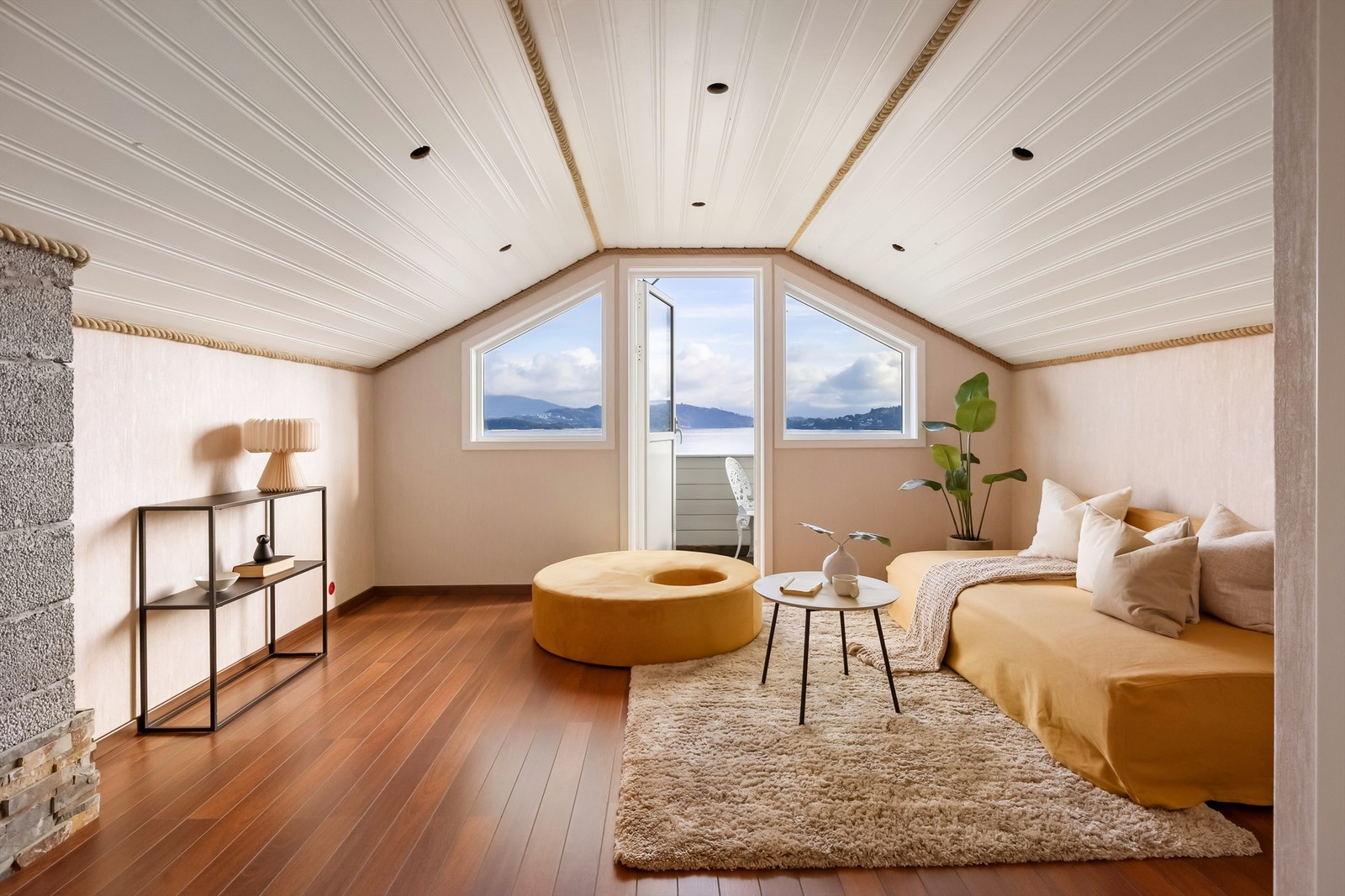 Åpen og romslig loftstue med balkong som også har en fantastisk utsikt Galleribilde