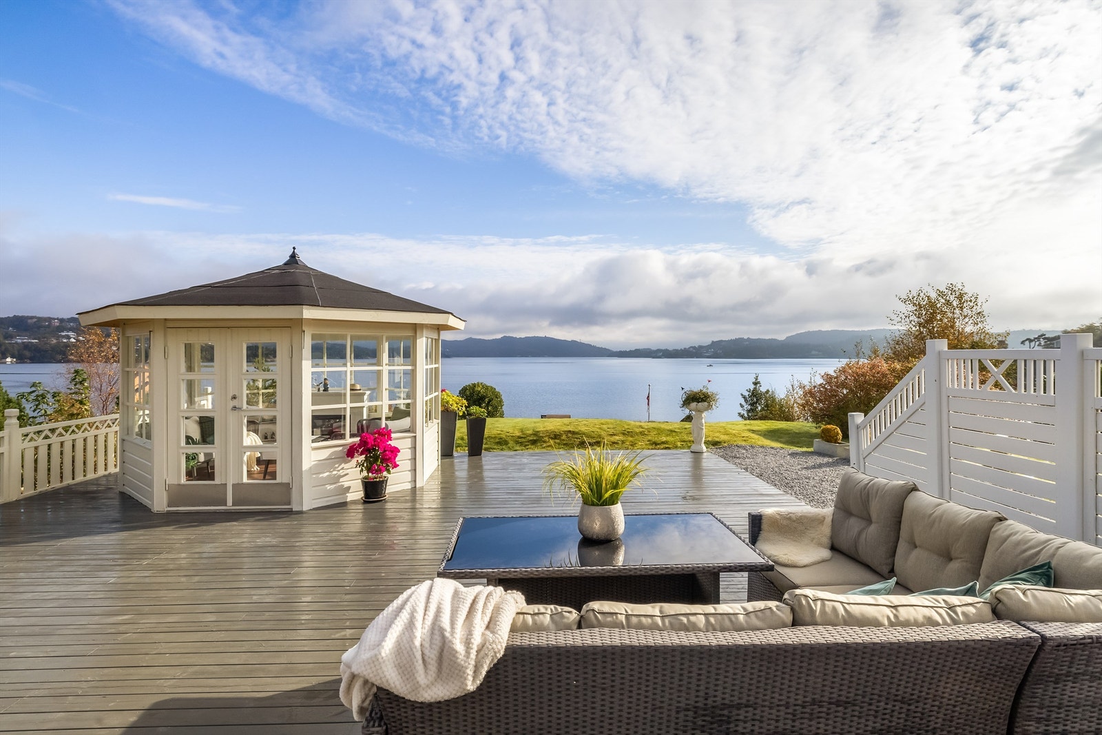 Åpent, lyst og luftig med den beste utsikten mot sjø Galleribilde