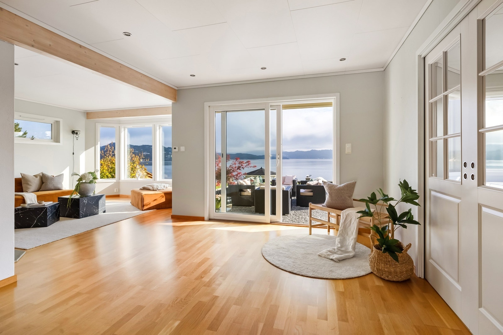 Fra stue går du rett ut i hage og opplever fantastisk sjøluft Galleribilde