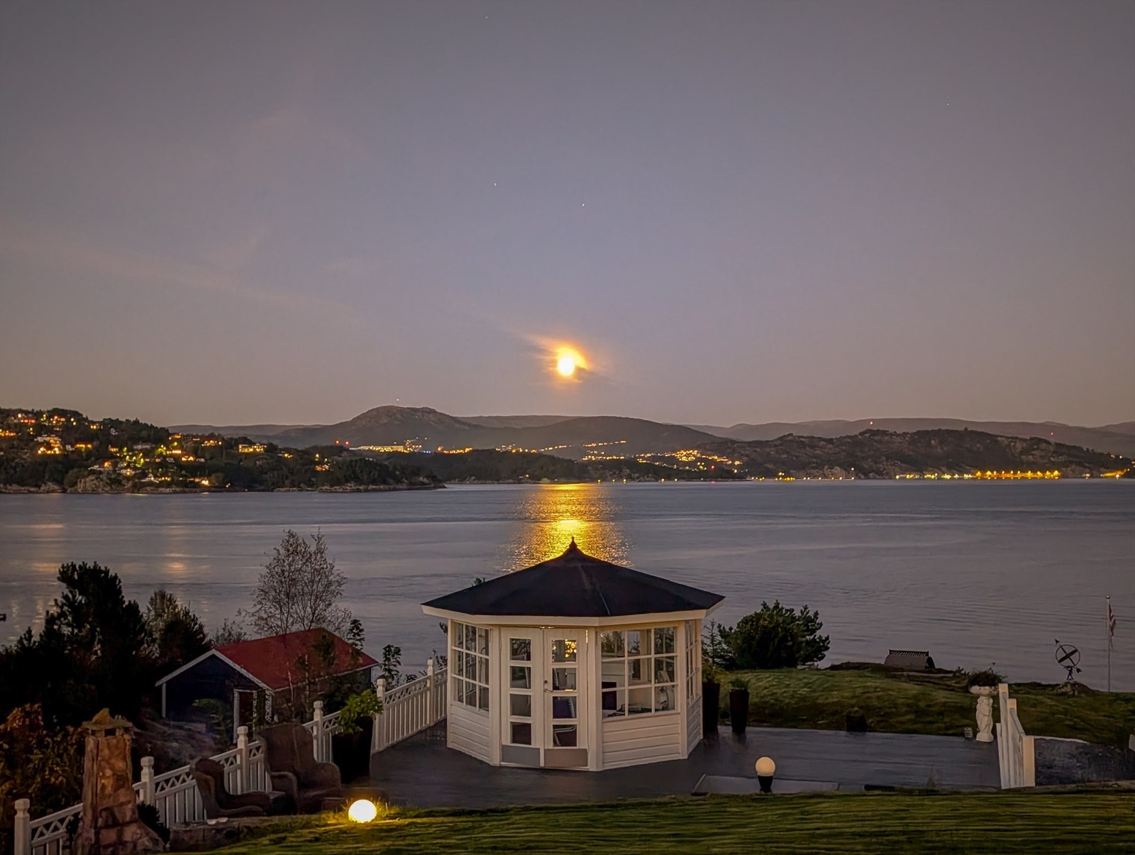 Har du alltid drømt om et hus med sjøen og lysthus....her kan du virkelig nyte stillheten Galleribilde