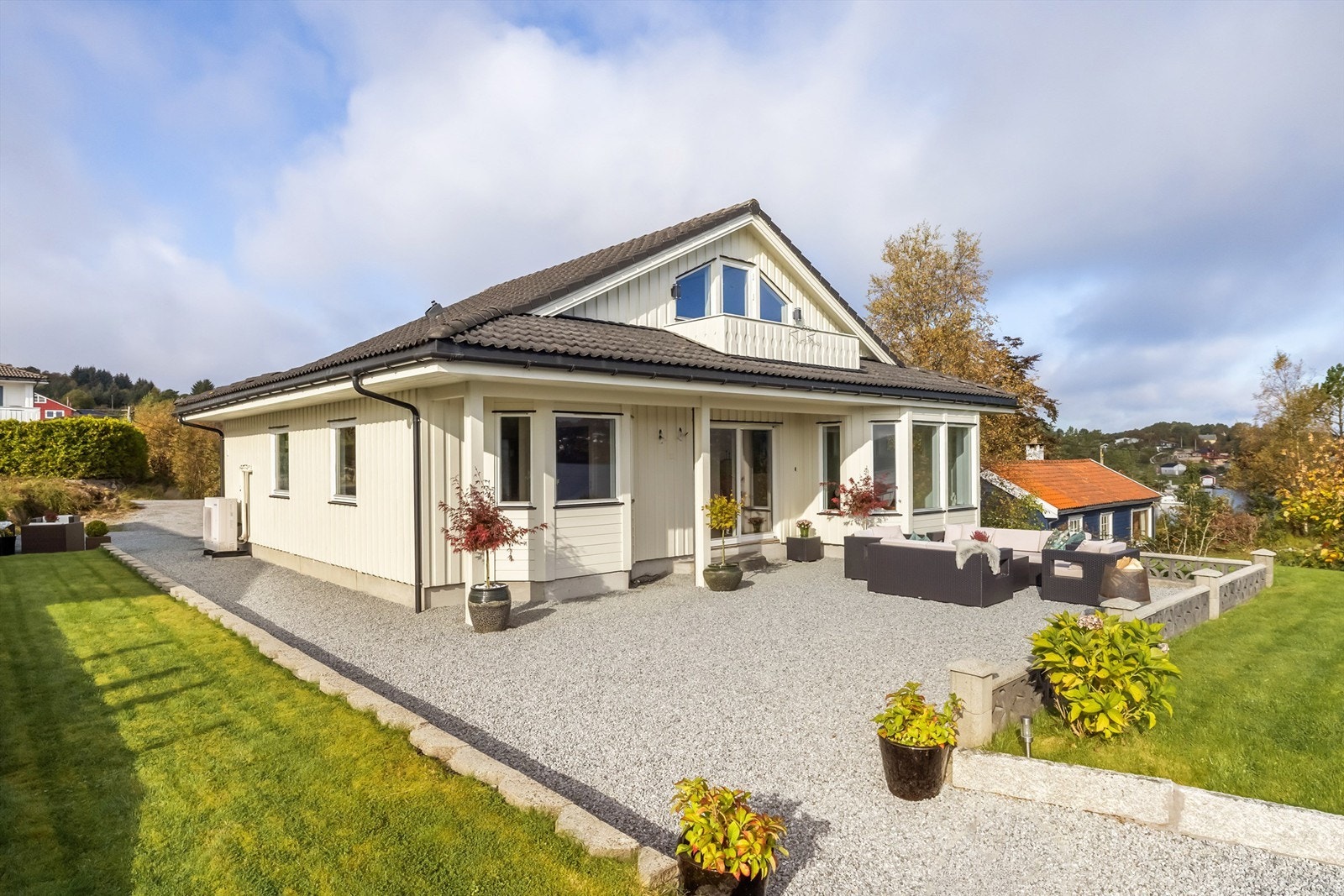 Flott gruset uteområde rundt huset Galleribilde