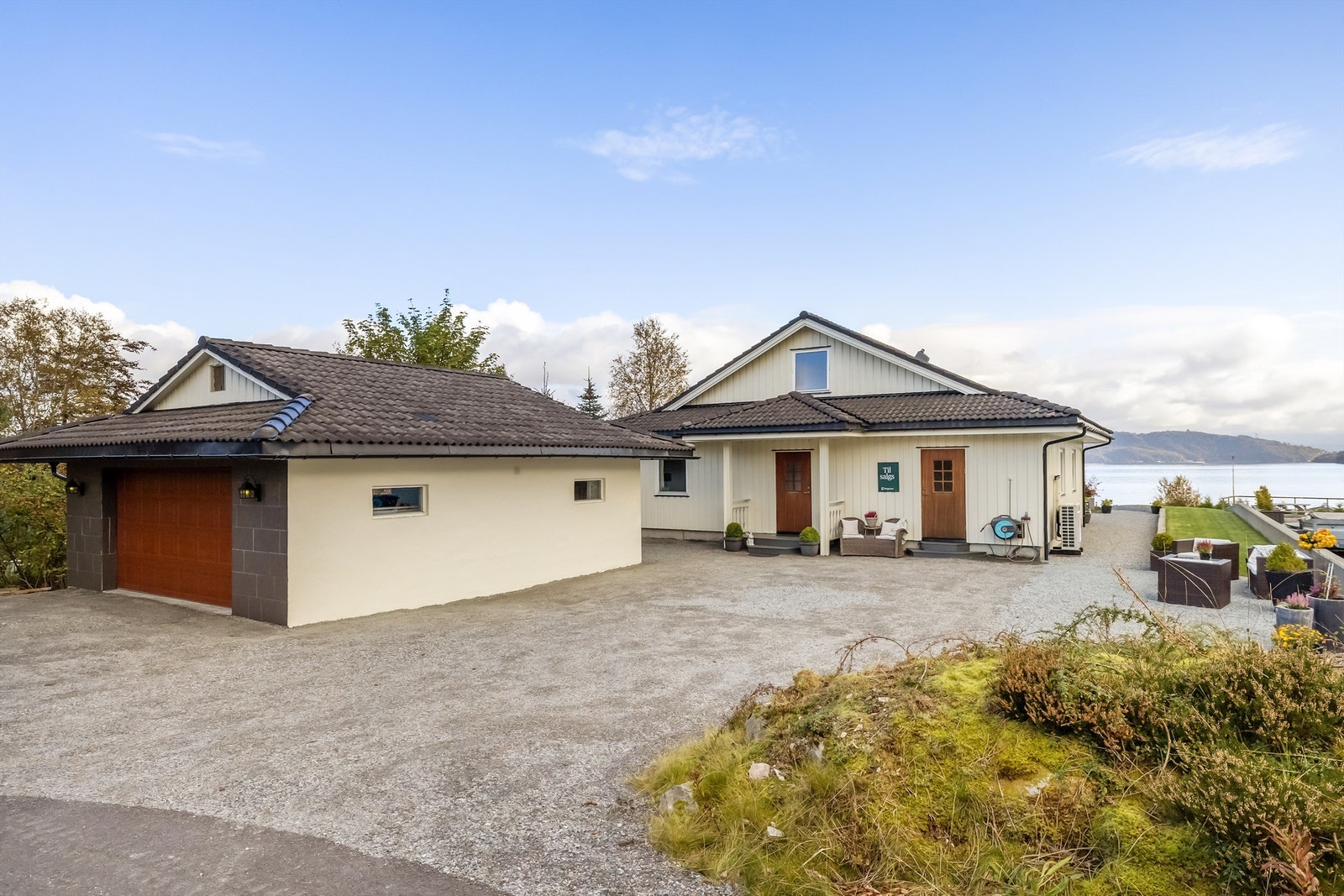 Innkjørsel til huset med garasje og god parkeringsdekning på tomten for øvrig. Enkel og fin adkomst. Galleribilde