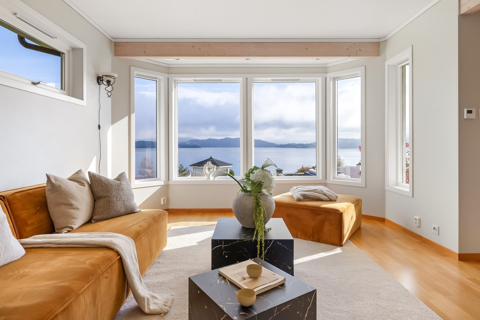 Du nyter også en herlig utsikt fra stuen, store vindusflater sikrer deg ultimate lysforhold Galleribilde