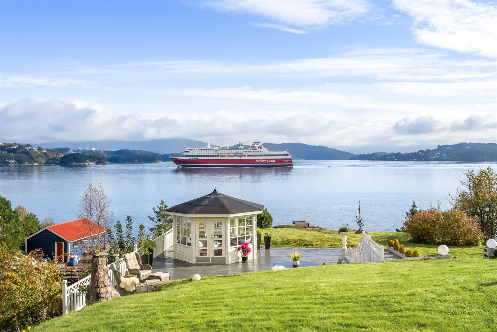 Fantastisk utsikt, flott opparbeidet hage og et nydelig lysthus, her finner du rekreasjon i hverdagen Galleribilde