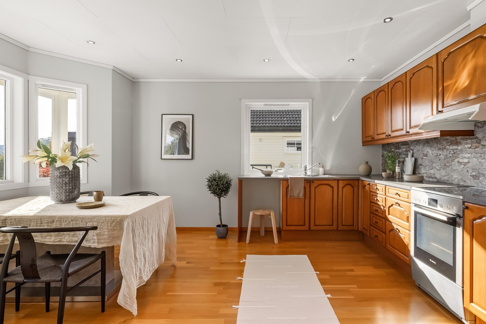 Særdeles romslig kjøkken med god skap og skuffeplass, store og flotte vinduer skaper en frihetsfølelse Galleribilde