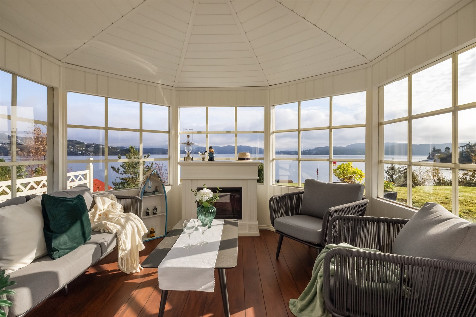 Et fantastisk lysthus, her kan du virkelig finne roen på sene sommer og vinterkvelder. Galleribilde