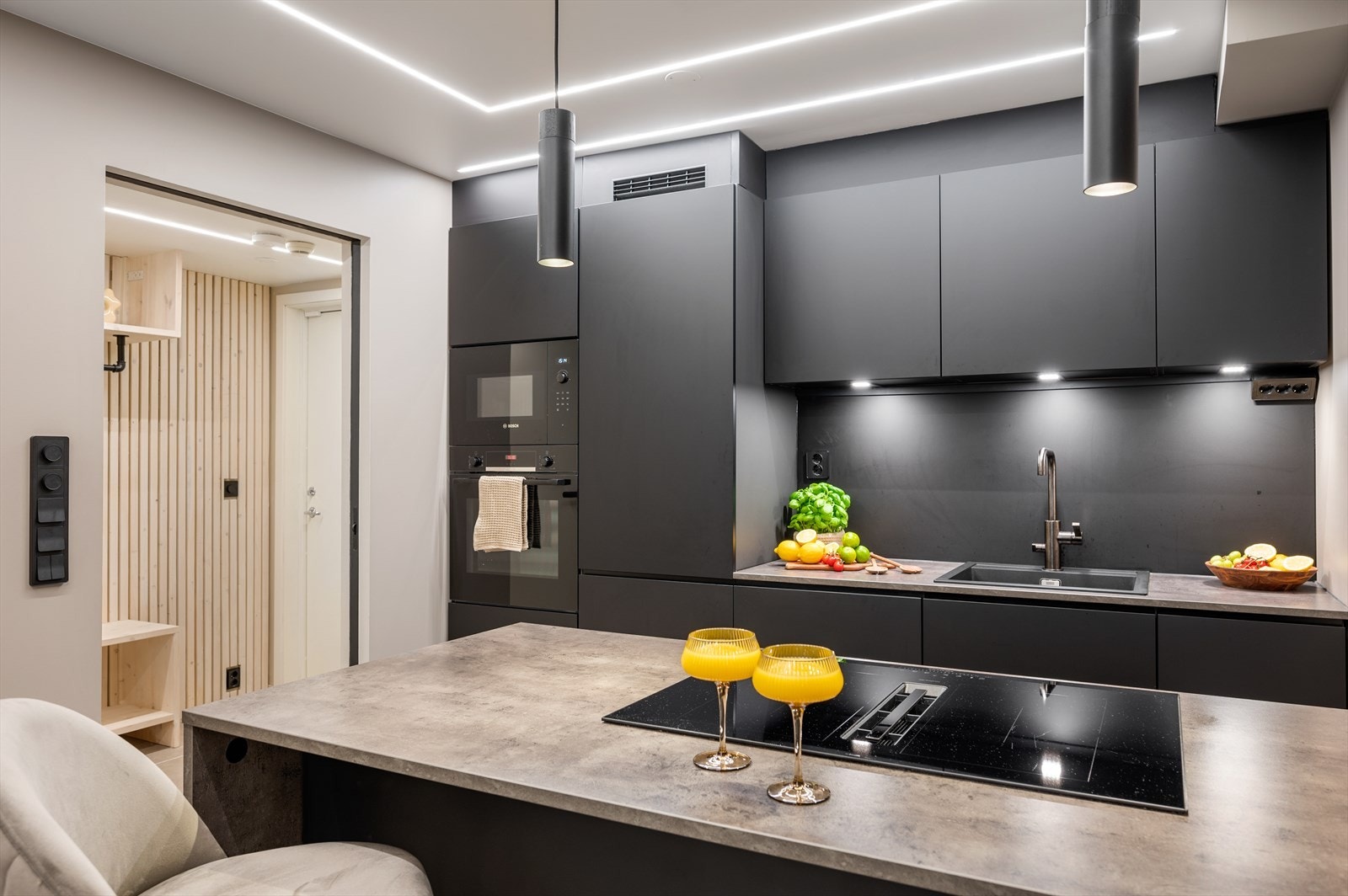 - Ny eier får gleden av helintegrerte hvitevarer som; platetopp med ventilator, stekeovn, mikro, kjøleskap med frysedel og oppvaskmaskin - Galleribilde