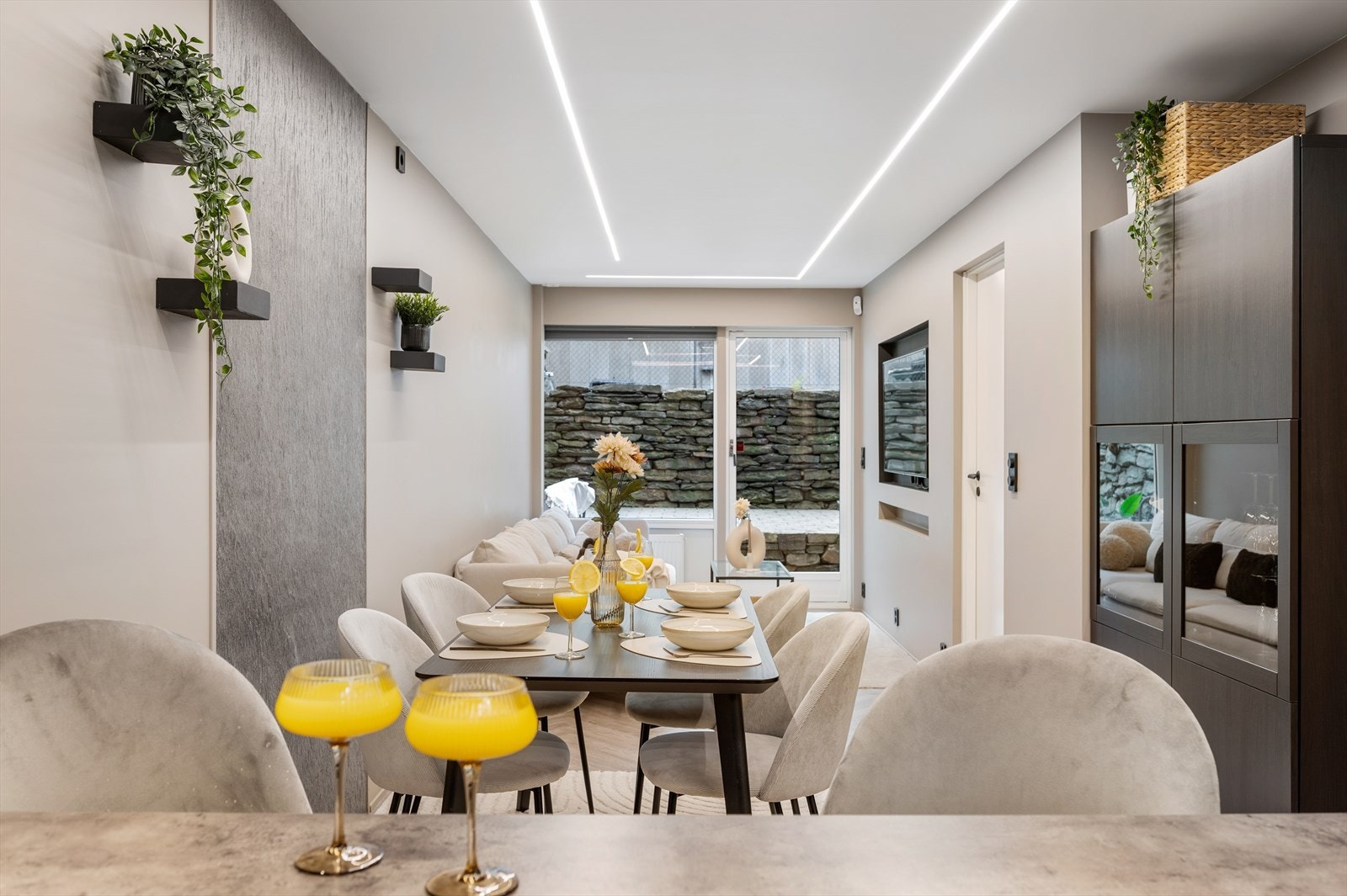 - Leiligheten ble vesentlig oppgradert og påkostet i 2022/2023, og holder en gjennomgående svært god standard med moderne og tidsriktige kvaliteter - Galleribilde