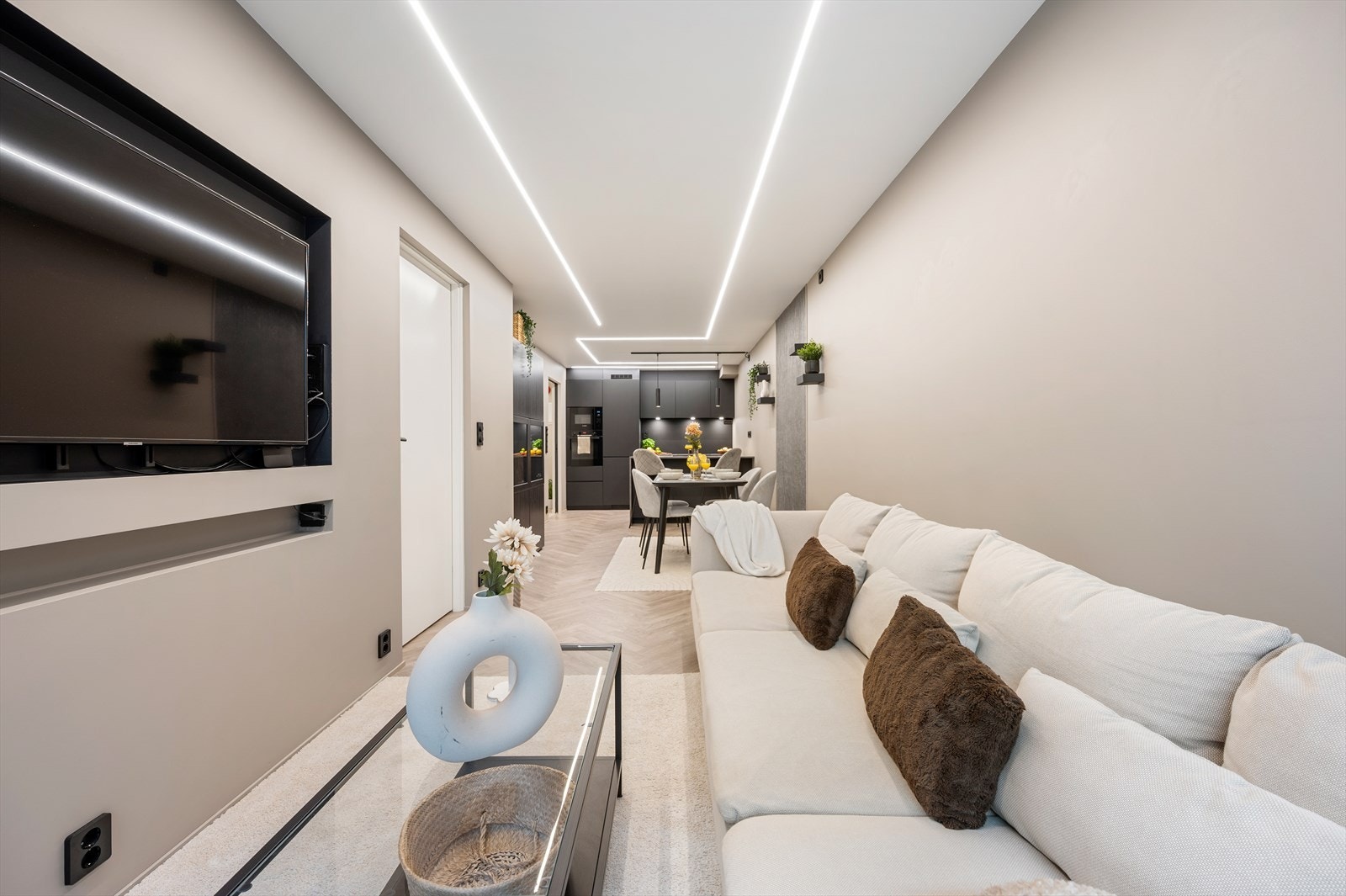 - Merk gjennomgående lik én-stavs fiskebenslaminat på gulv - et delikat gulvvalg - Galleribilde