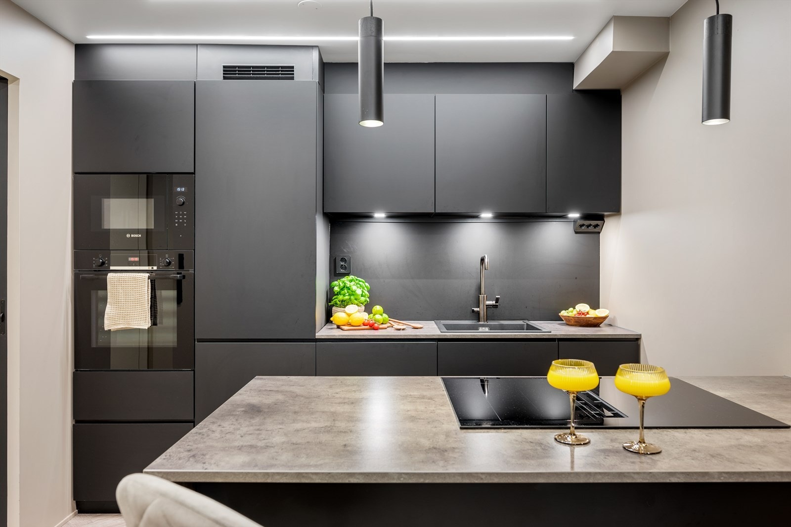 - Praktisk kjøkkenøy som fungerer som en naturlig soneinndeling - Galleribilde