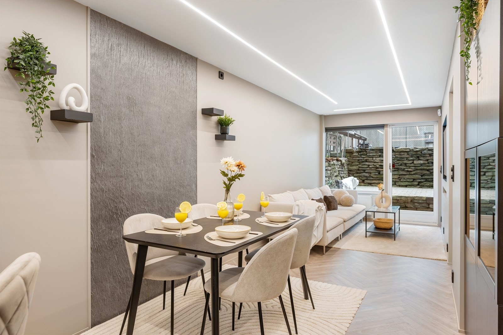 - Den åpne løsningen bidrar til en optimal arealutnyttelse, og du har god plass til sofagruppe og spisebord i hver sin naturlige sone - Galleribilde