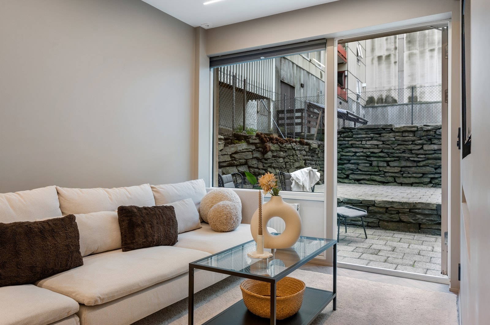 - Merk listefri overgang mellom vegger og tak, noe som bidrar til et sømløst og moderne uttrykk - Galleribilde