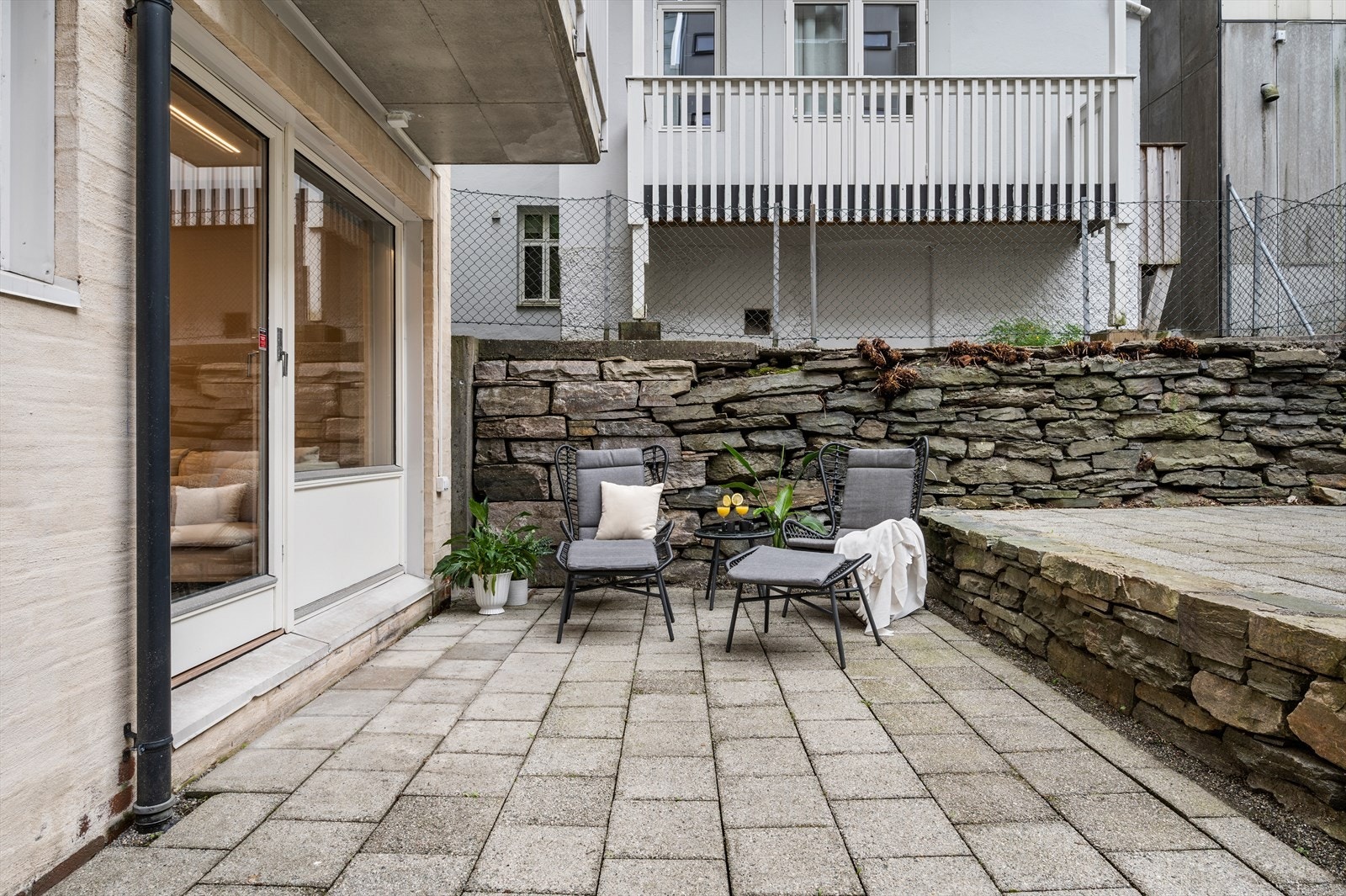 - Fra leiligheten er det direkte utgang til uteplass på felles tomt - Galleribilde